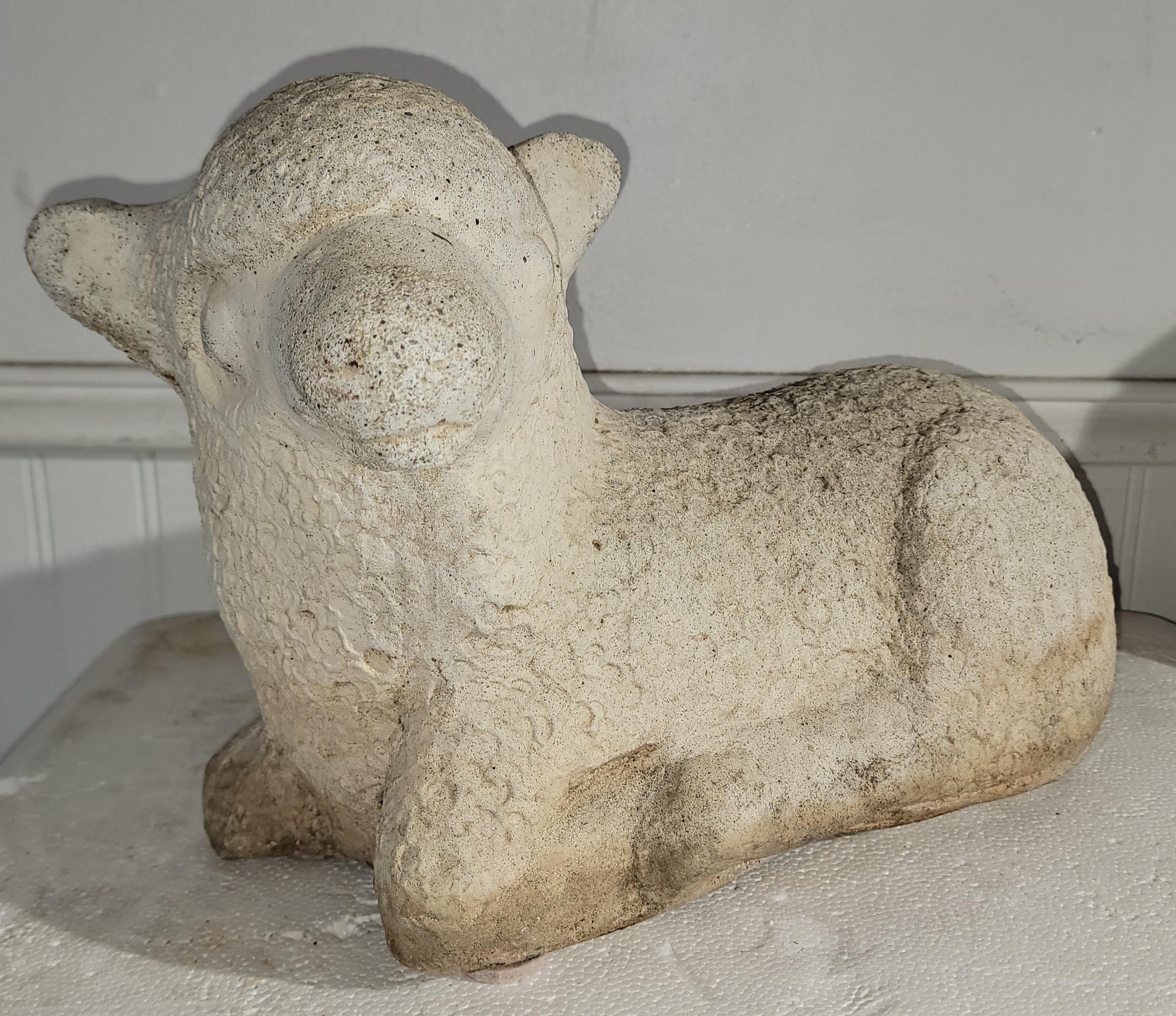 Inizio XX secolo Scultura di agnello in calcestruzzo in vendita