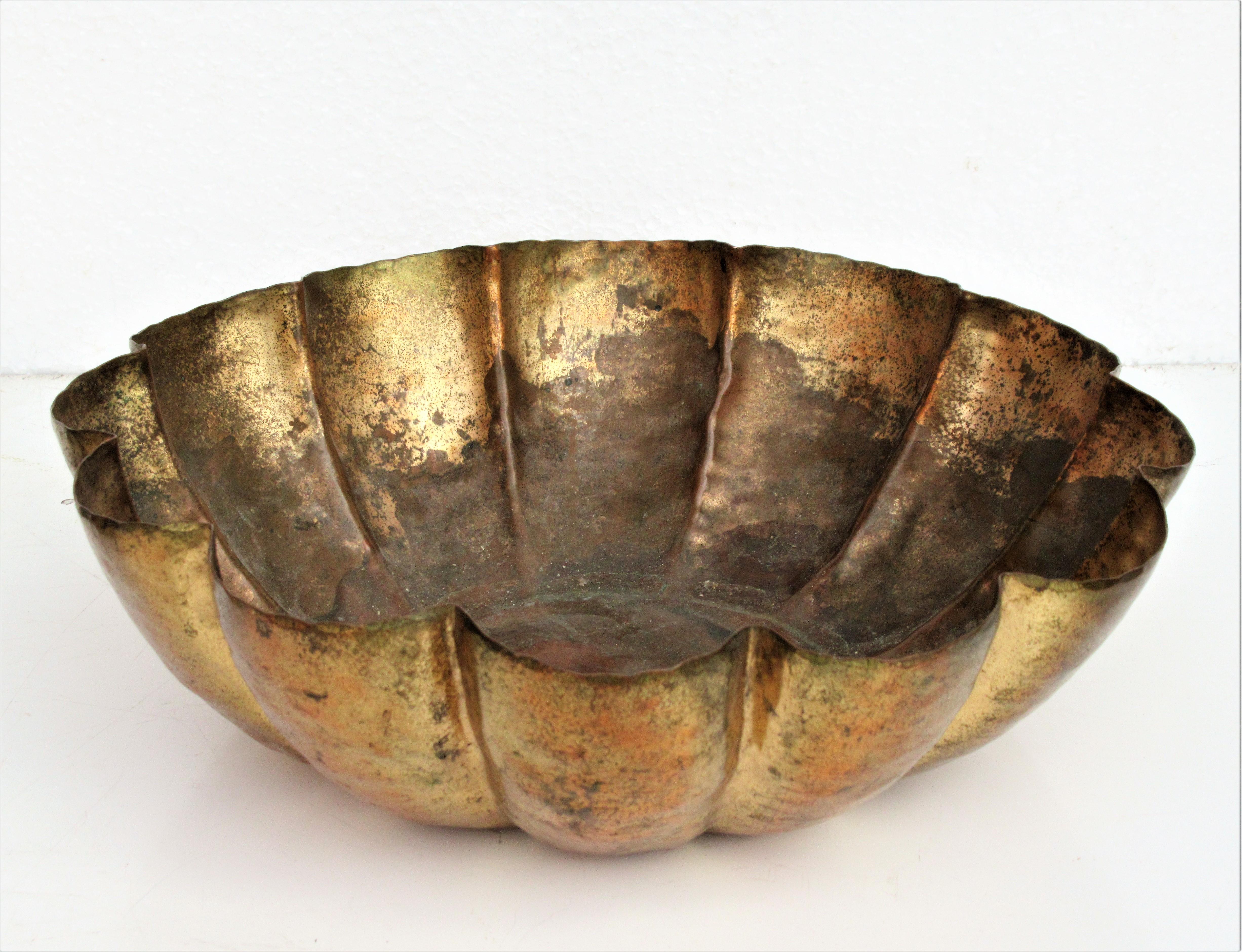 A large American Arts & Crafts hammered copper scallop form bowl with beautifully aged patinated and oxidized surface. The bowl is signed on underside with the early period hallmark - Craftsman Studio - handmade - Laguna Beach, Calif. - 831 - which