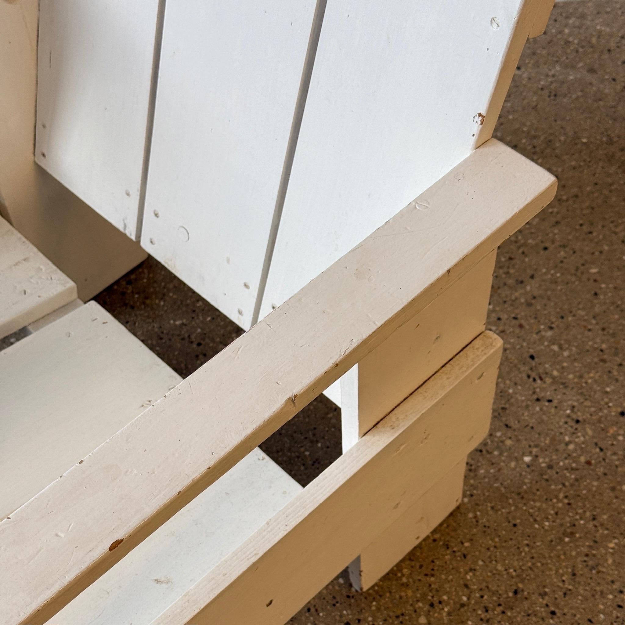 c. Début/Milieu du 20e siècle. Chaise en bois peint avec une excellente patine. 


