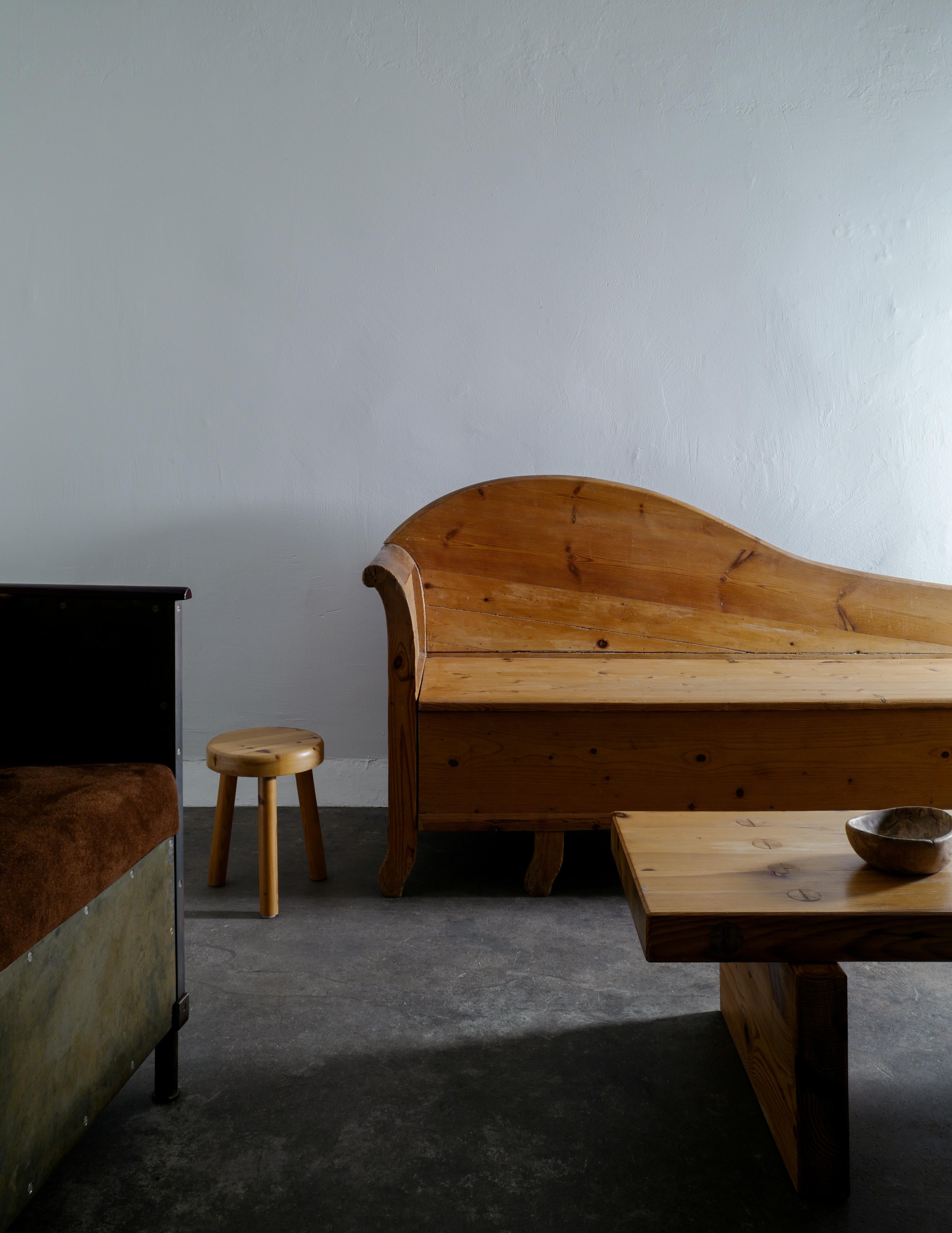 Early Curved Sofa / Canapé in Solid Stained Pine Produced in Sweden, 1920s  3