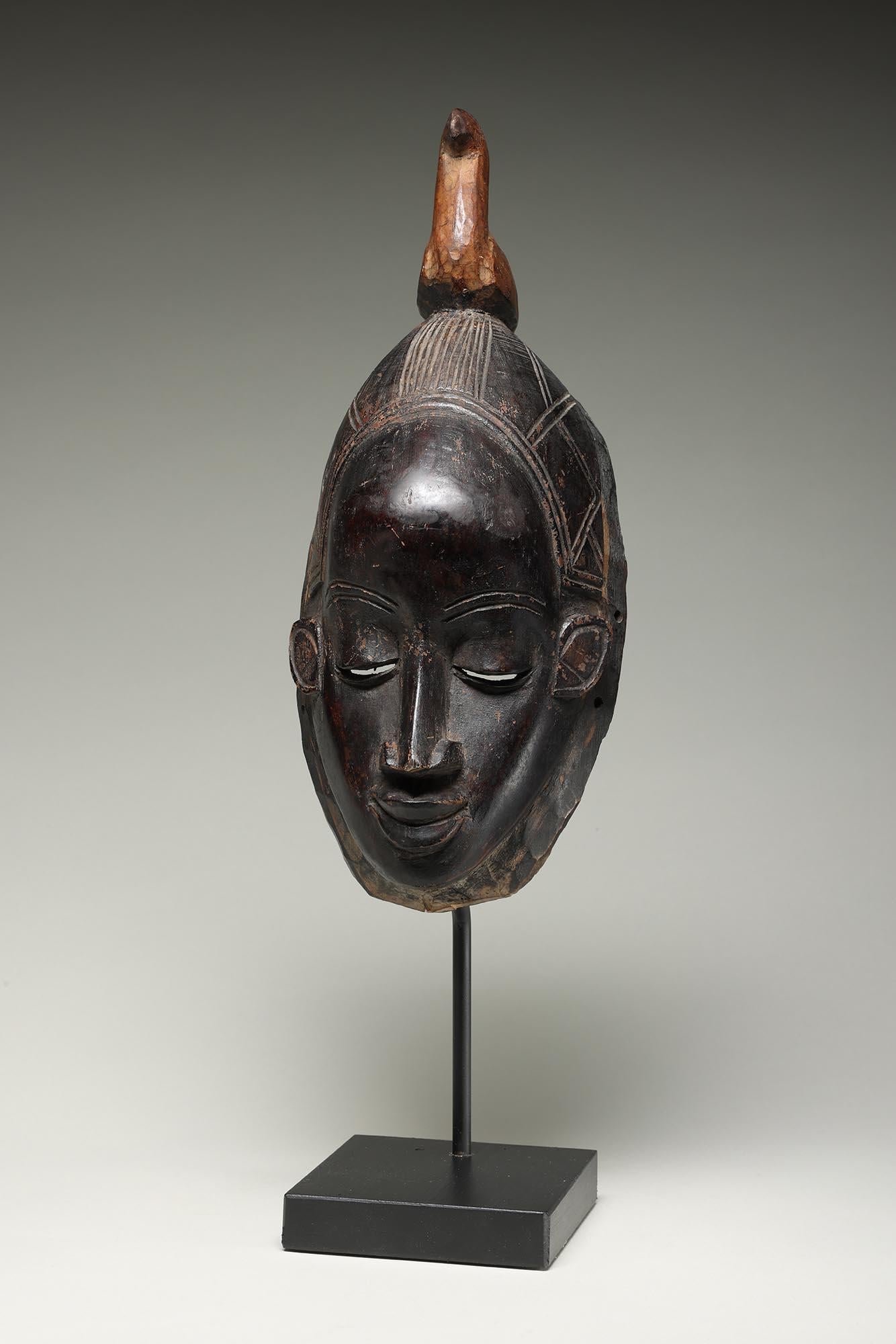 Máscara de Madera Negra Danzada de los Pueblos Guro de Costa de Marfil Pájaro en la parte superior Gabonés en venta