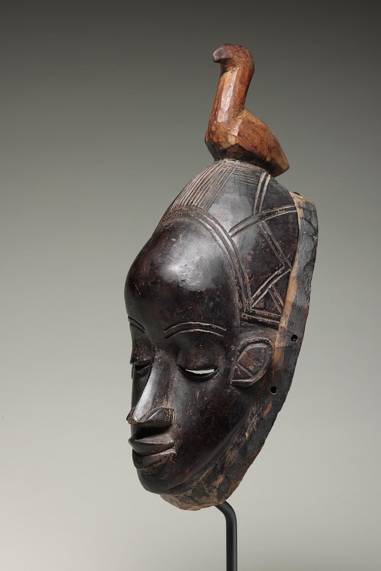 Máscara de Madera Negra Danzada de los Pueblos Guro de Costa de Marfil Pájaro en la parte superior en Desgastado estado para la venta en Point Richmond, CA