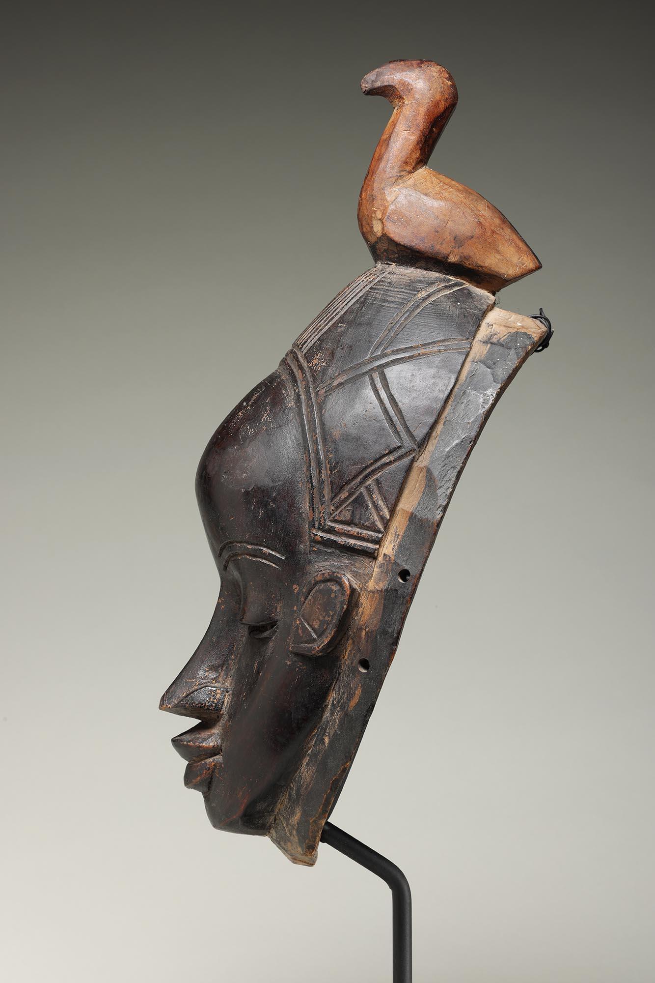 Máscara de Madera Negra Danzada de los Pueblos Guro de Costa de Marfil Pájaro en la parte superior siglo XX en venta