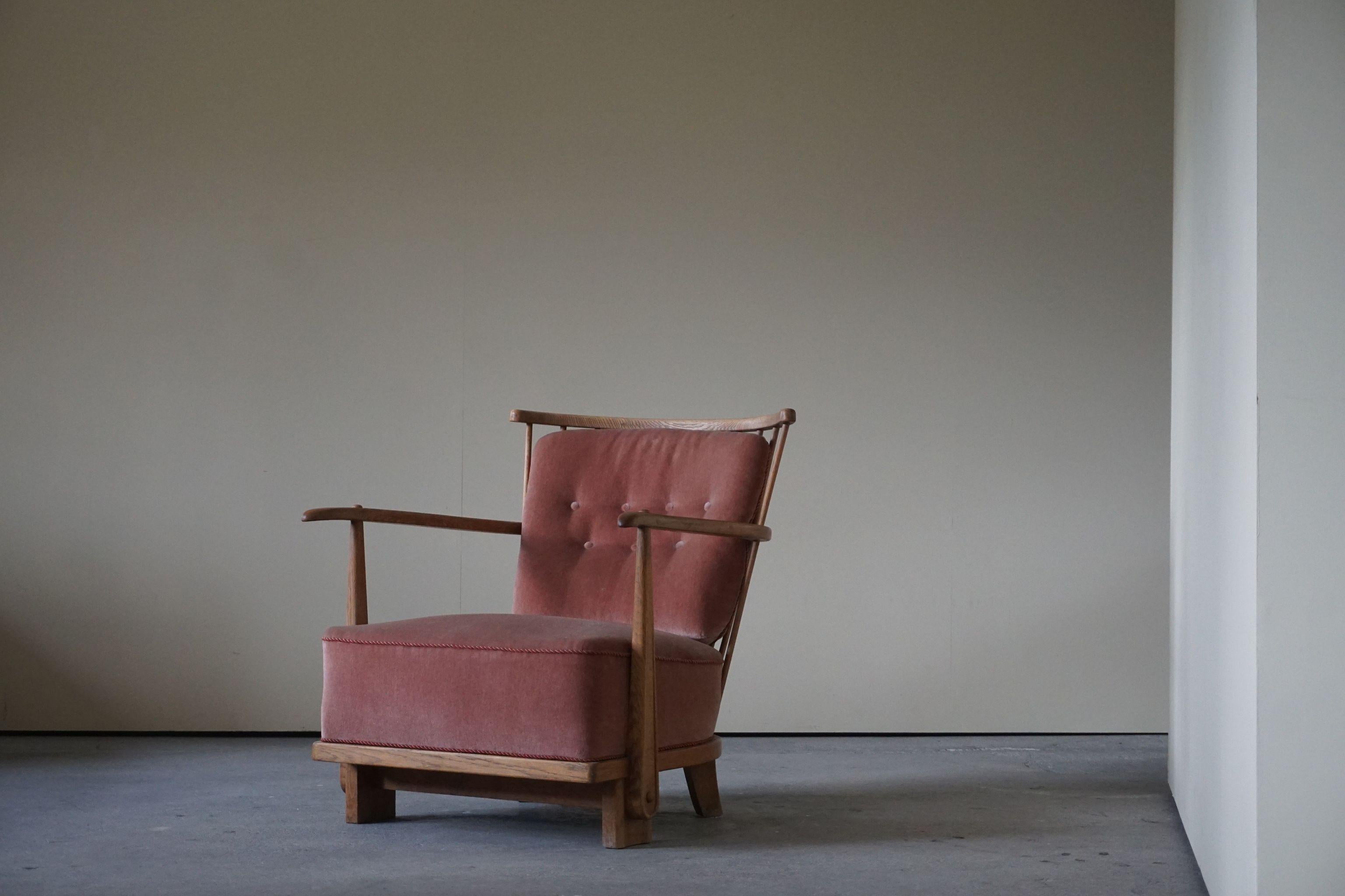 Rare easy chair in oak, model 1590 made by Fritz Hansen, Denmark in the 1940s. The easy chair is first seen in Fritz Hansen's production catalog in 1942.
A very sculptural piece. Great condition still with it's original upholstery in pink velvet.