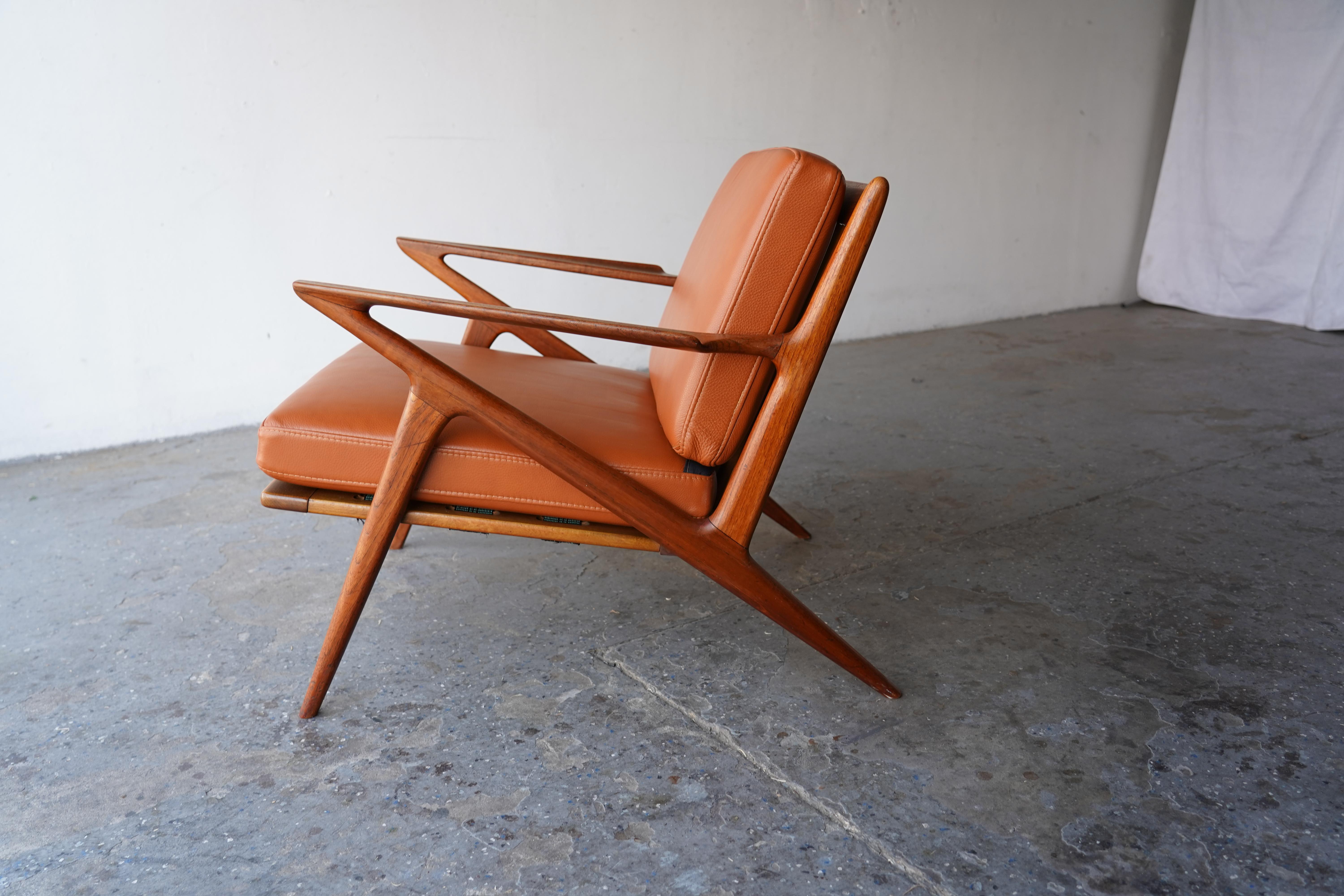  Moderno danese Poul Jensen  Sedia Z in teak con pelle italiana color cognac


Capolavoro della modernità danese dei primi anni '50, questa sedia Z di Poul Jensen  è un esempio straordinario di design di metà secolo. Caratterizzata da una struttura