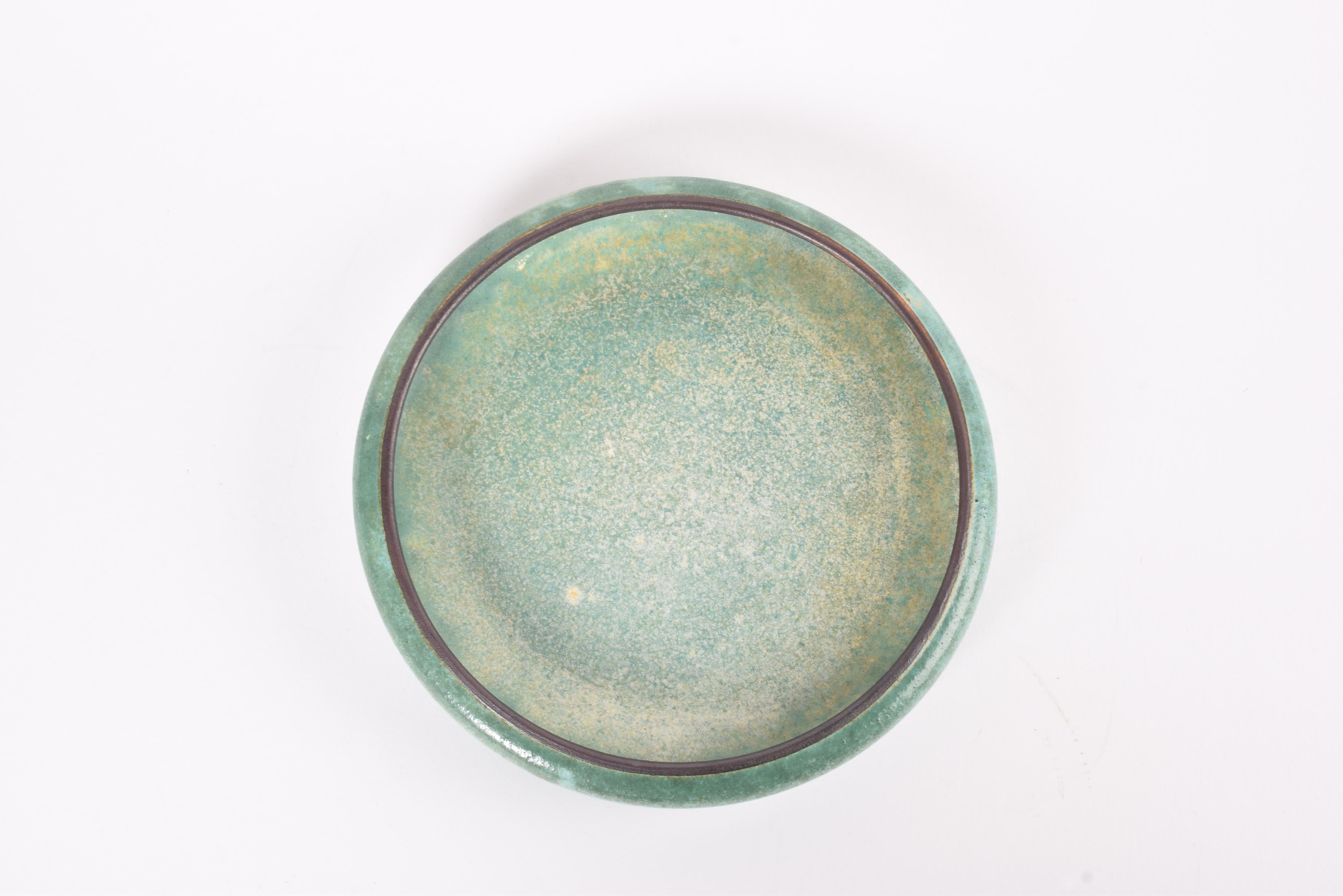 Rarísima pieza temprana del estudio danés de cerámica Saxbo, de Gunnar Nylund y Nathalie Krebs. Fabricado en 1929 o 1930.

La bandeja está hecha de gres y presenta un esmalte moteado verde con un borde marrón sin esmaltar. Sencillo y elegante.

En