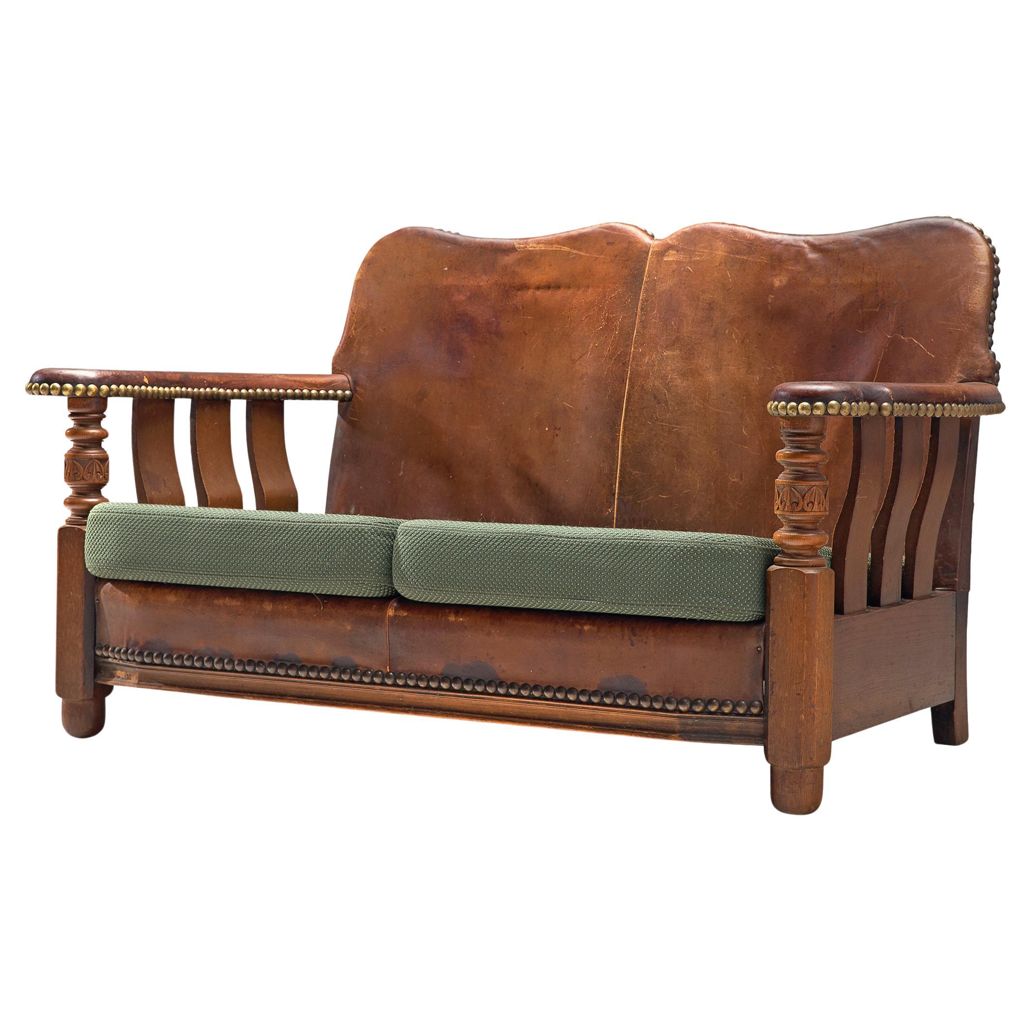 Frühes dänisches Sofa aus Leder und grüner Polsterung  im Angebot
