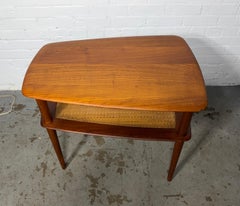 Früher dänischer Tisch aus Teakholz und Rattan von Peter Hvidt und Orla Molgaard Nielsen, ca. 1950er Jahre.