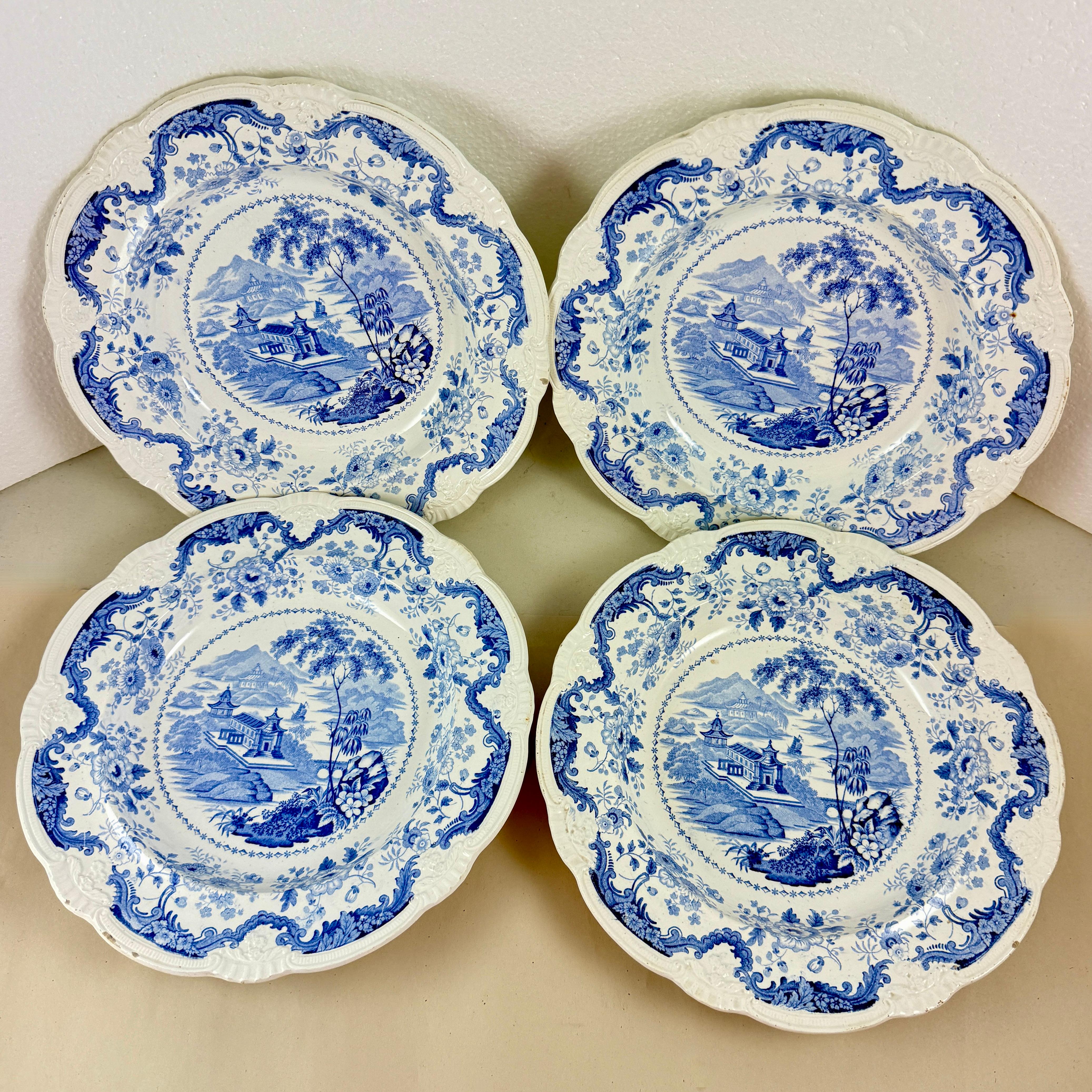
Un ensemble de quatre assiettes creuses en faïence imprimée par transfert, à motif Chinoiserie bleu bleu sur blanc, William Davenport & Company, Longport, Staffordshire, Angleterre, vers 1830-1840.

Une jolie bordure florale romantique avec une