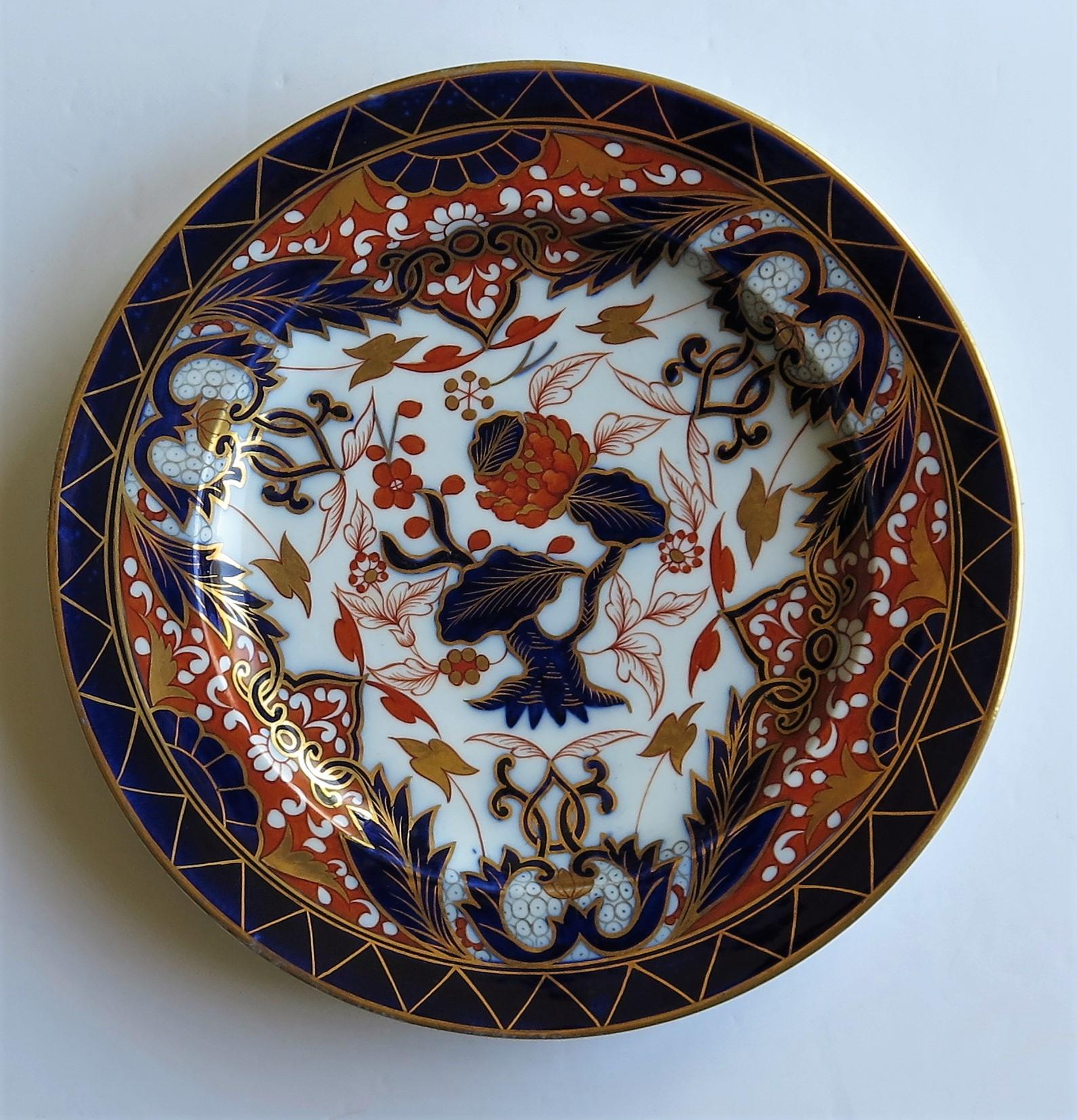 This is a beautiful early porcelain cabinet plate, hand painted in the Imari King's pattern No. 330, and attributed to the Davenport Company of Longport, Staffordshire Potteries, England, dating to early 19th century, Georgian period, circa