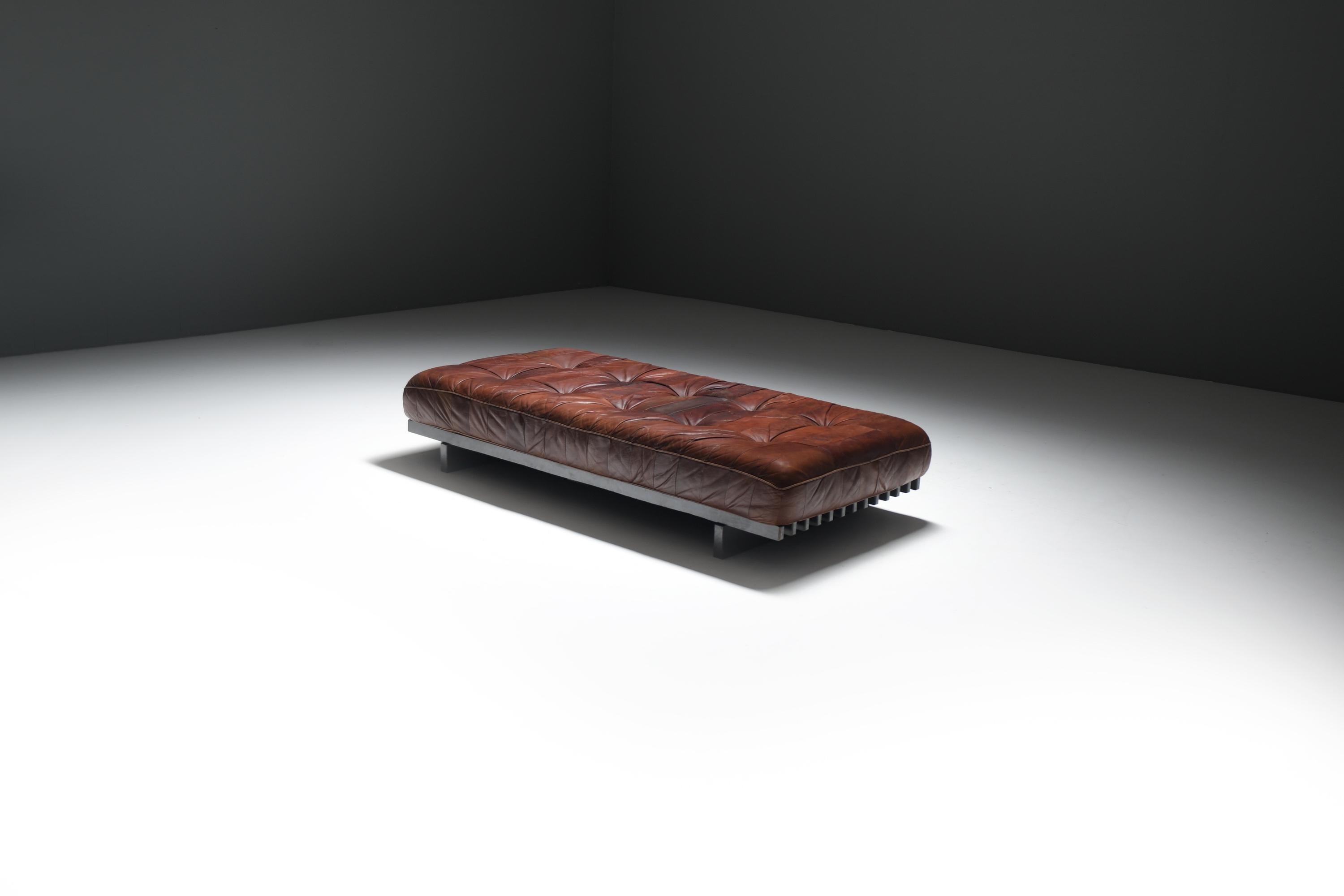 DS-80 Daybed by De Sede, Switzerland, 1970s – Early EditionBrown/Burgundy Patchwork Leather Daybed on a Lacquered Slatted Wood Base

An early and highly collectible edition of De Sede’s celebrated DS-80 daybed, crafted in Switzerland in the 1970s.