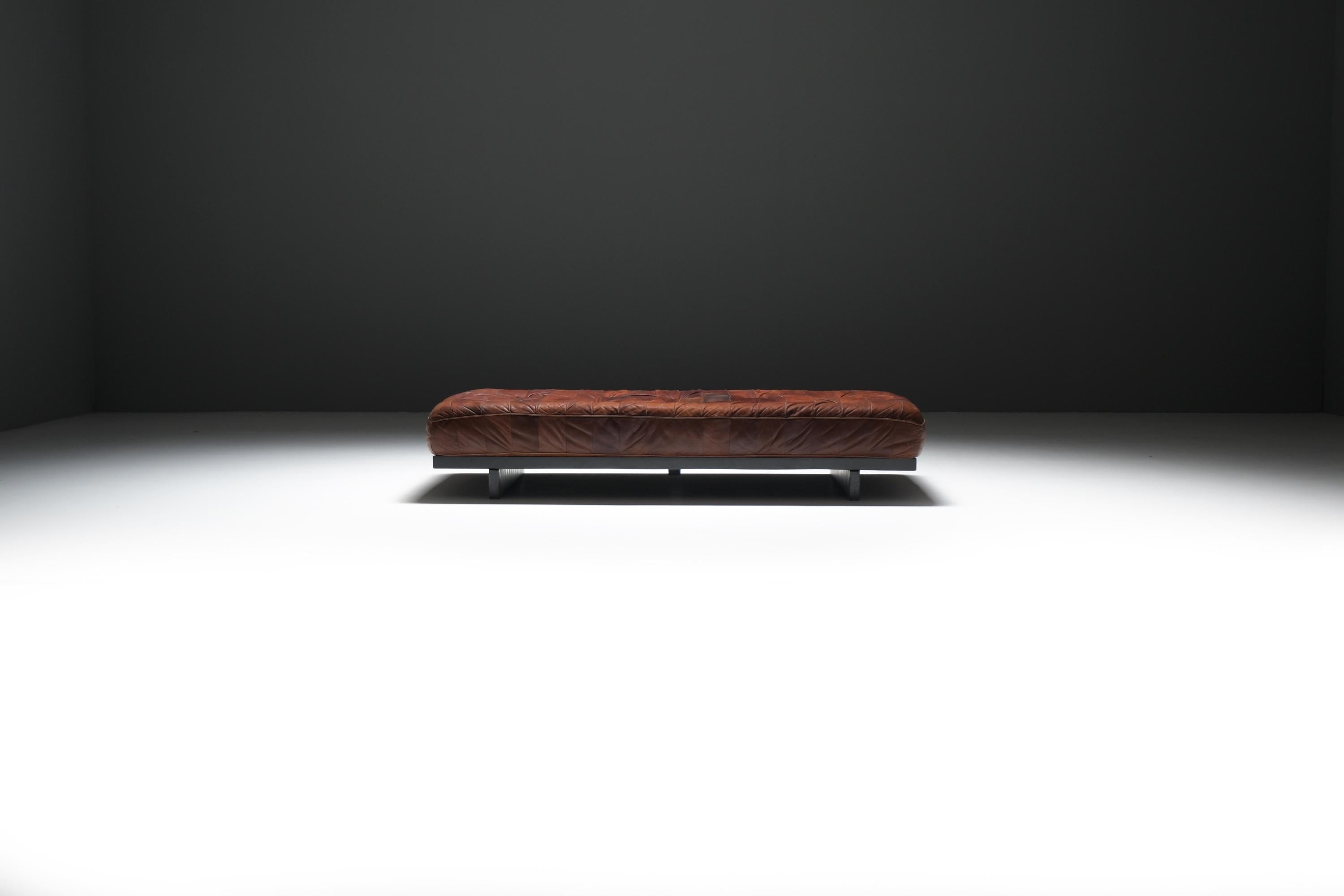 Early Daybed DS-80 with patinated leather by Team De Sede for De Sede Swiss In Good Condition For Sale In Buggenhout, Oost-Vlaanderen