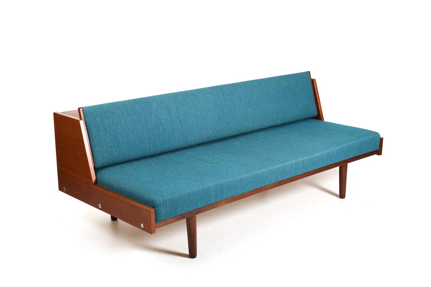 Daybed GE-258 in teak by Hans J. Wegner for Getama 1954.. Early production with round legs, fixed matress and original blue/green wool fabric.

Note: The mattress is now soft. We would be happy to renew them upon request. Please ask for a price.