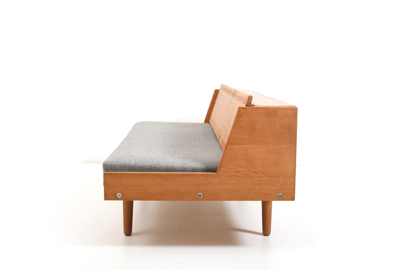 Early Daybed GE-258 in Oak and Cane by Hans J. Wegner For Sale 4