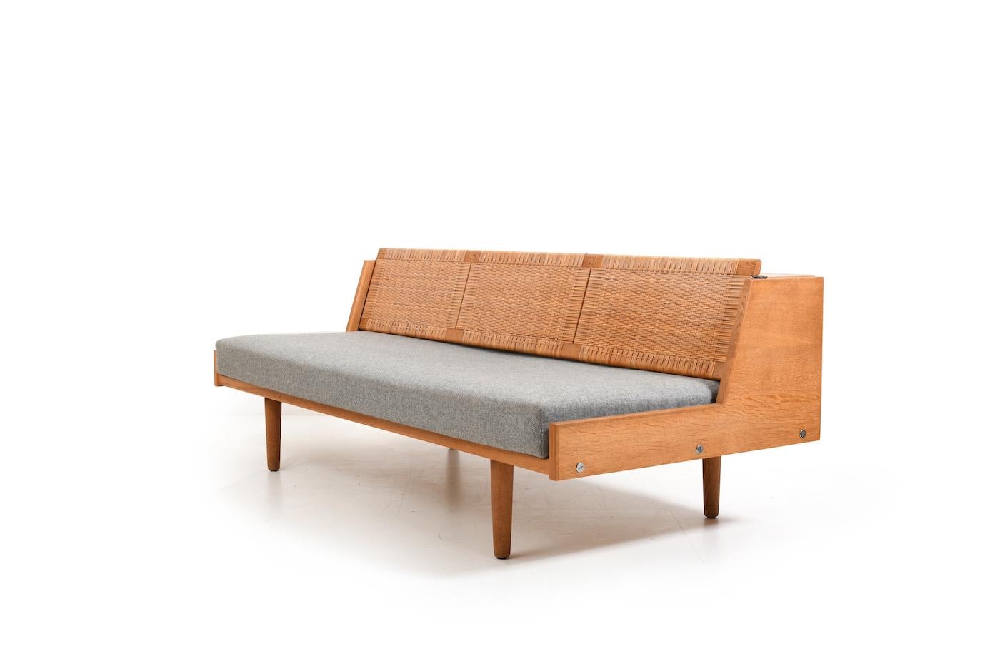 Frühes Tagesbett GE-258 aus Eiche und Schilfrohr von Hans J. Wegner im Angebot 1