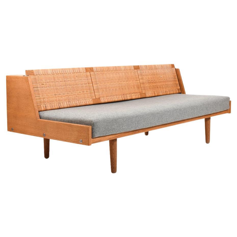 Frühes Tagesbett GE-258 aus Eiche und Schilfrohr von Hans J. Wegner im Angebot