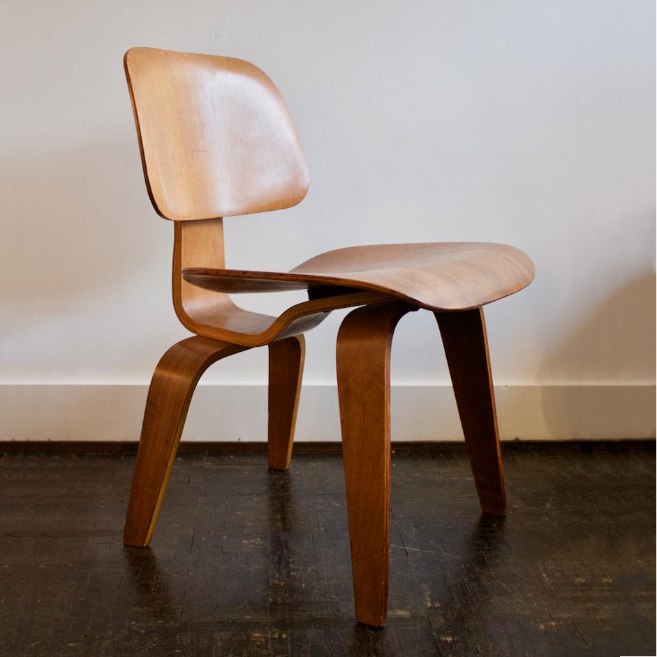 Early example of the DCW by Charles and Ray Eames. Manufactured by Evans Production Company in California, USA, 1940s.

Lovely example of Eames' plywood dining chair with five-two-five screw configuration, original shock-mounts and three-part