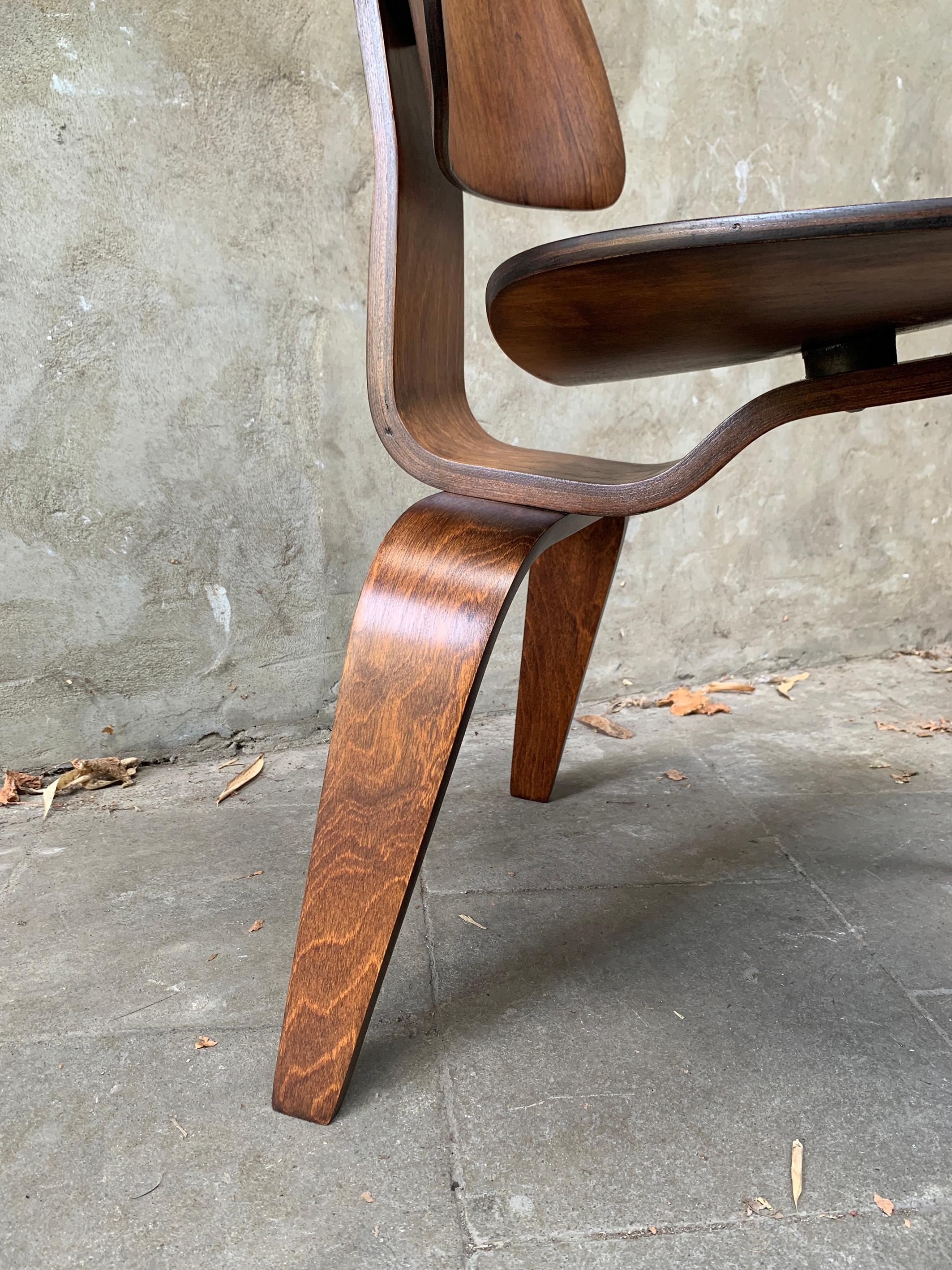 Early DCW Dining Chair in Walnut by Charles & Ray Eames for Evans Plywood, 1940s For Sale 5