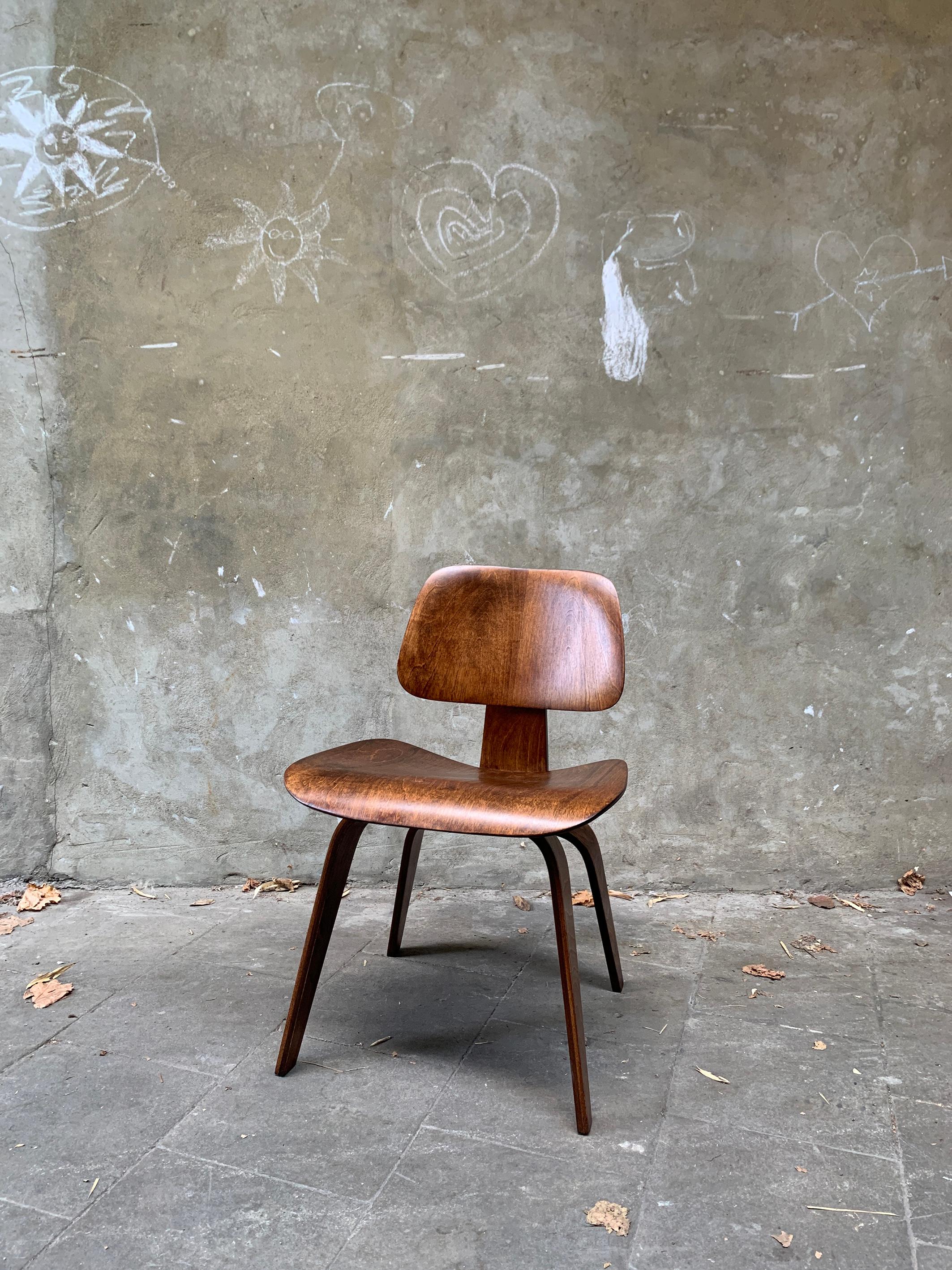 Early DCW Dining Chair in Walnut by Charles & Ray Eames for Evans Plywood, 1940s For Sale 6