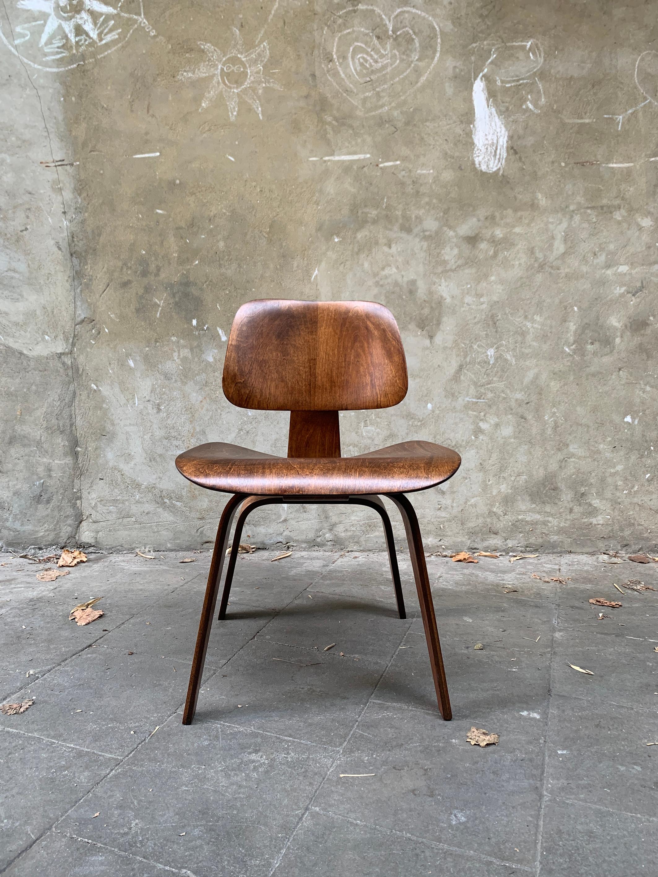 Mid-Century Modern Early DCW Dining Chair in Walnut by Charles & Ray Eames for Evans Plywood, 1940s For Sale
