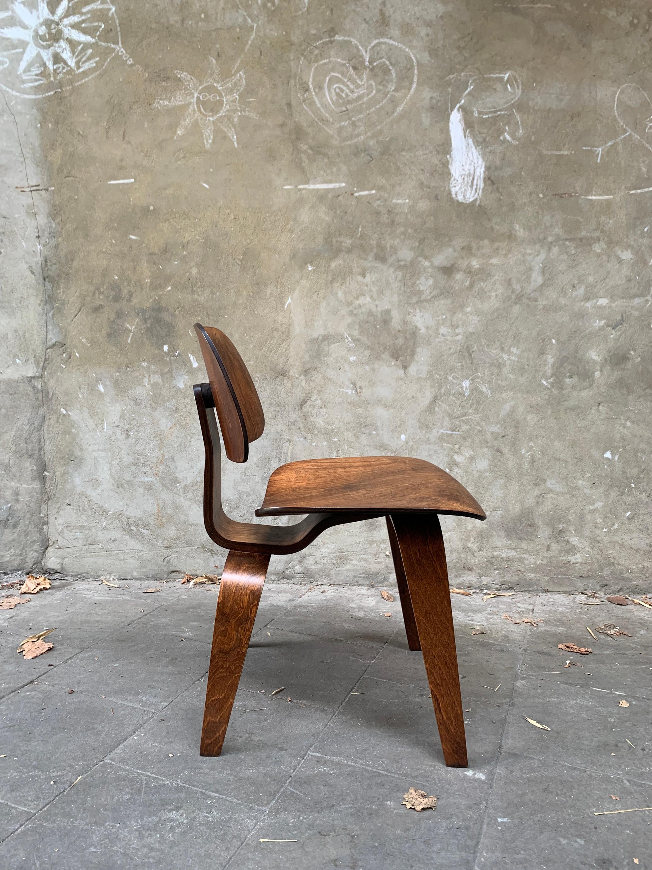 American Early DCW Dining Chair in Walnut by Charles & Ray Eames for Evans Plywood, 1940s For Sale