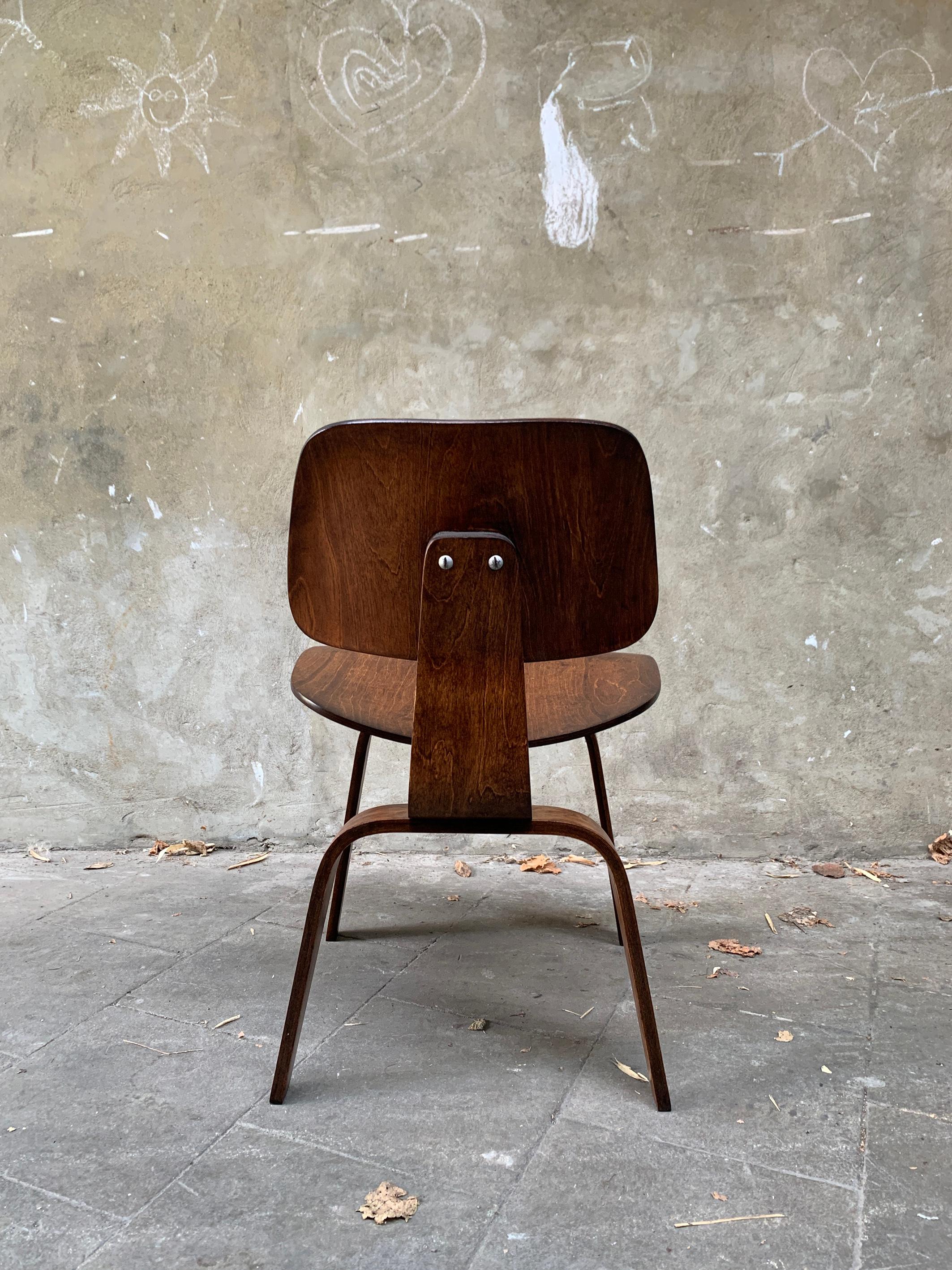 Veneer Early DCW Dining Chair in Walnut by Charles & Ray Eames for Evans Plywood, 1940s For Sale