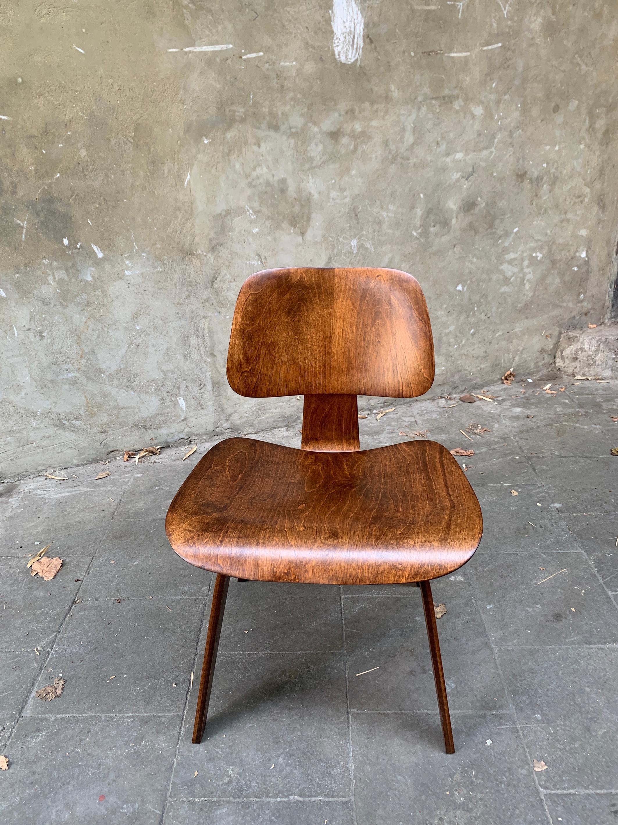Early DCW Dining Chair in Walnut by Charles & Ray Eames for Evans Plywood, 1940s In Good Condition For Sale In Vorst, BE