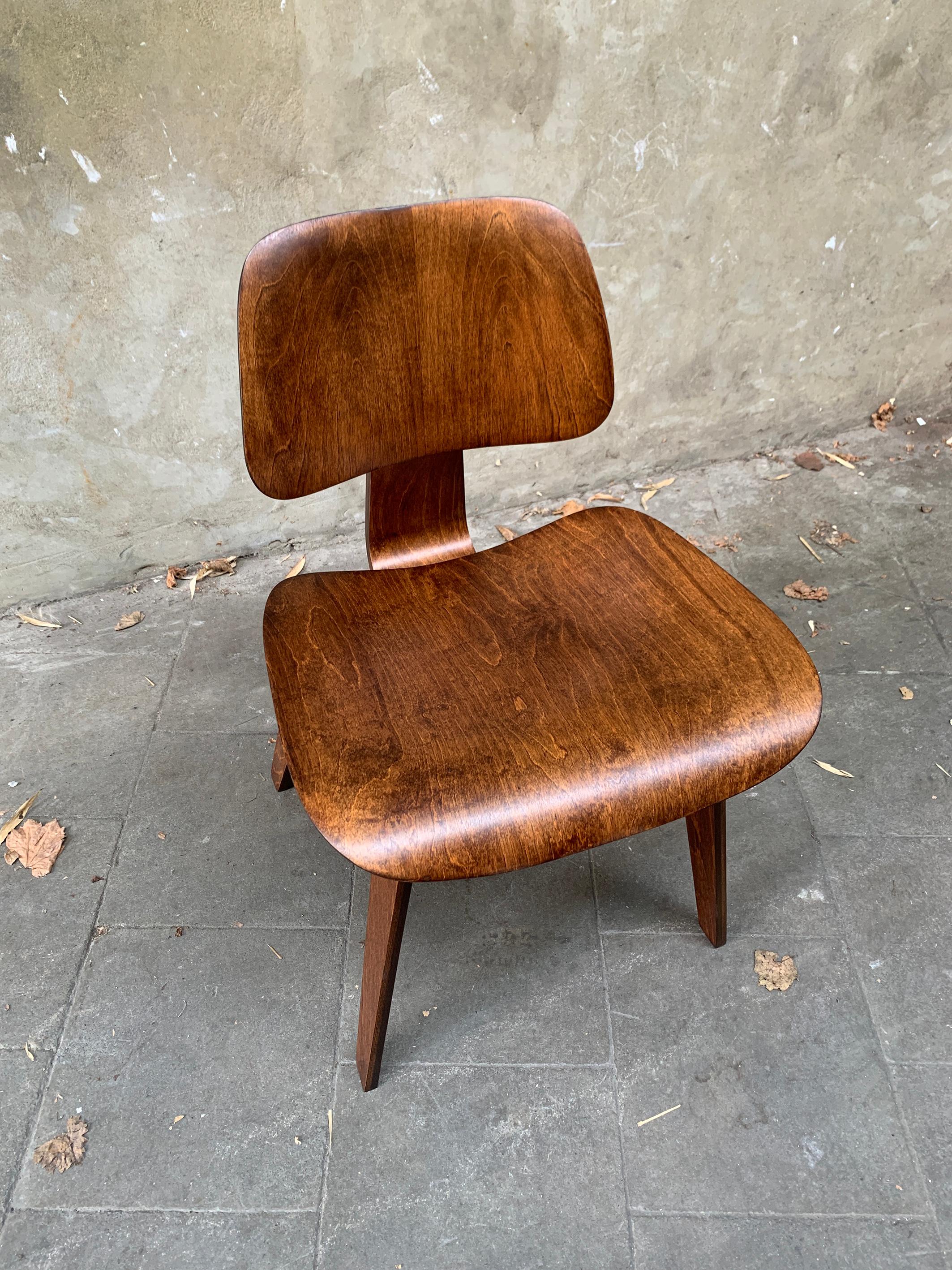 20th Century Early DCW Dining Chair in Walnut by Charles & Ray Eames for Evans Plywood, 1940s For Sale