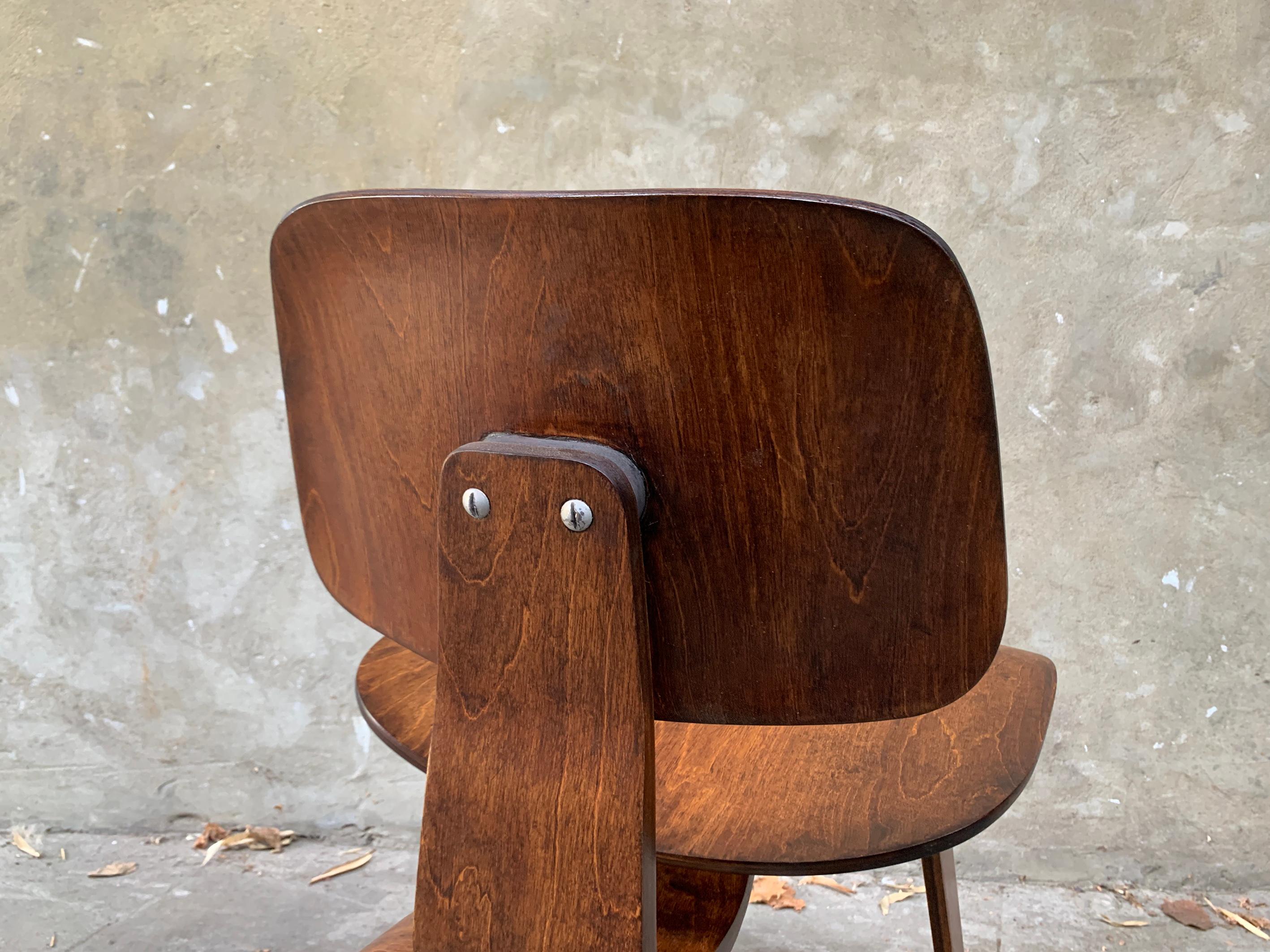 Early DCW Dining Chair in Walnut by Charles & Ray Eames for Evans Plywood, 1940s For Sale 1