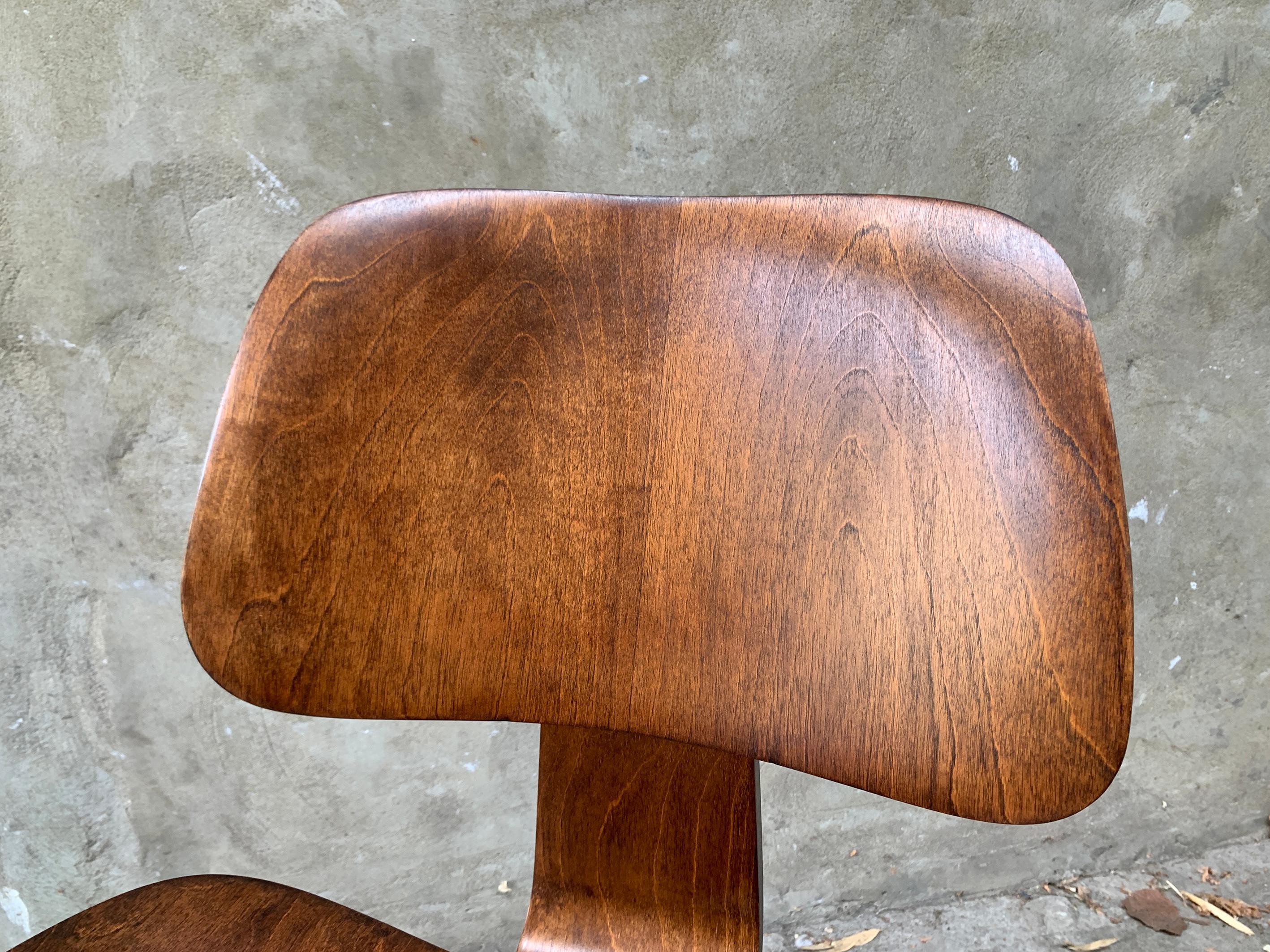 Early DCW Dining Chair in Walnut by Charles & Ray Eames for Evans Plywood, 1940s For Sale 2