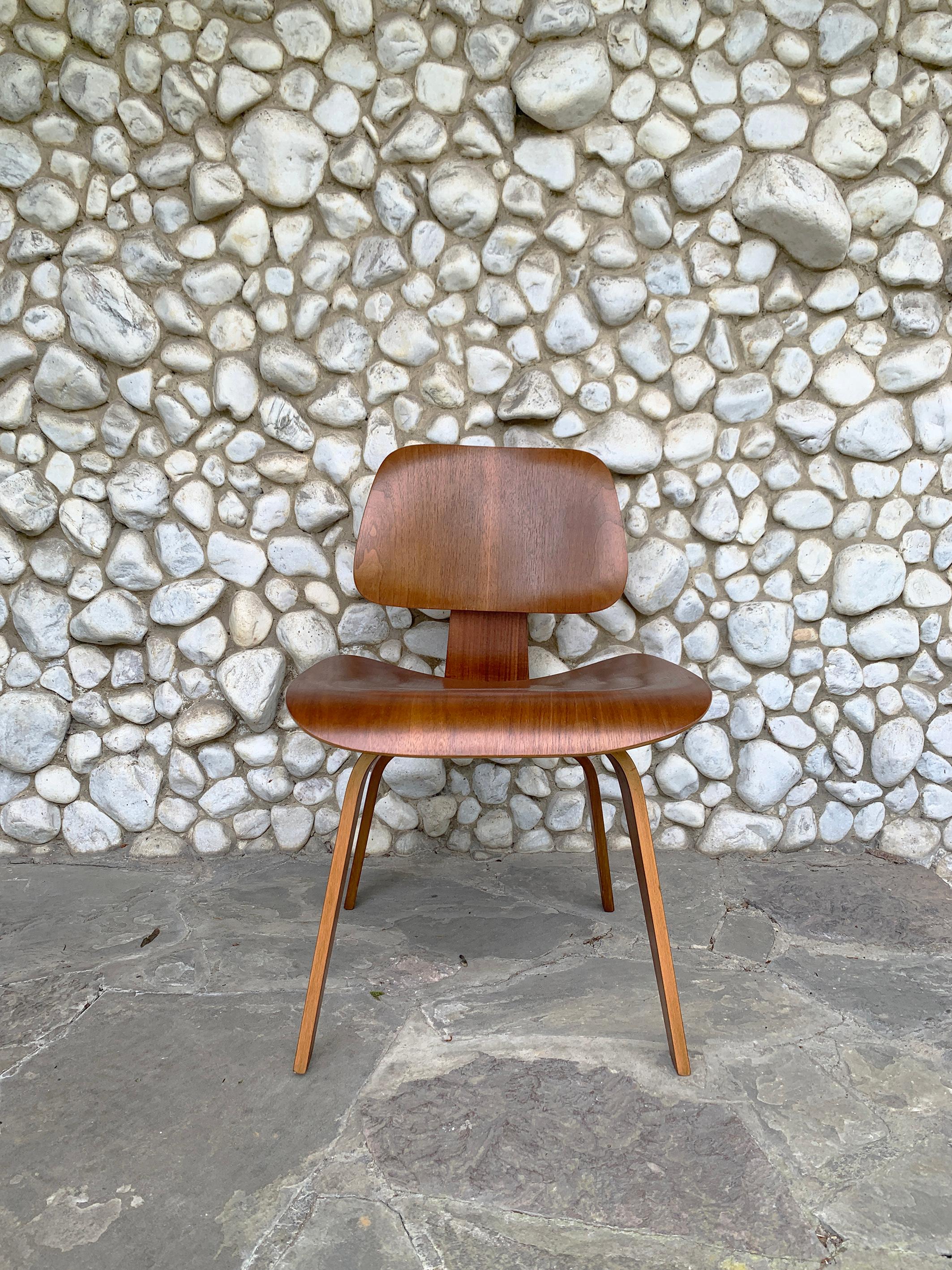 Mid-Century Modern Early DCW Dining Chair in Walnut by Charles & Ray Eames, Herman Miller, 1950s