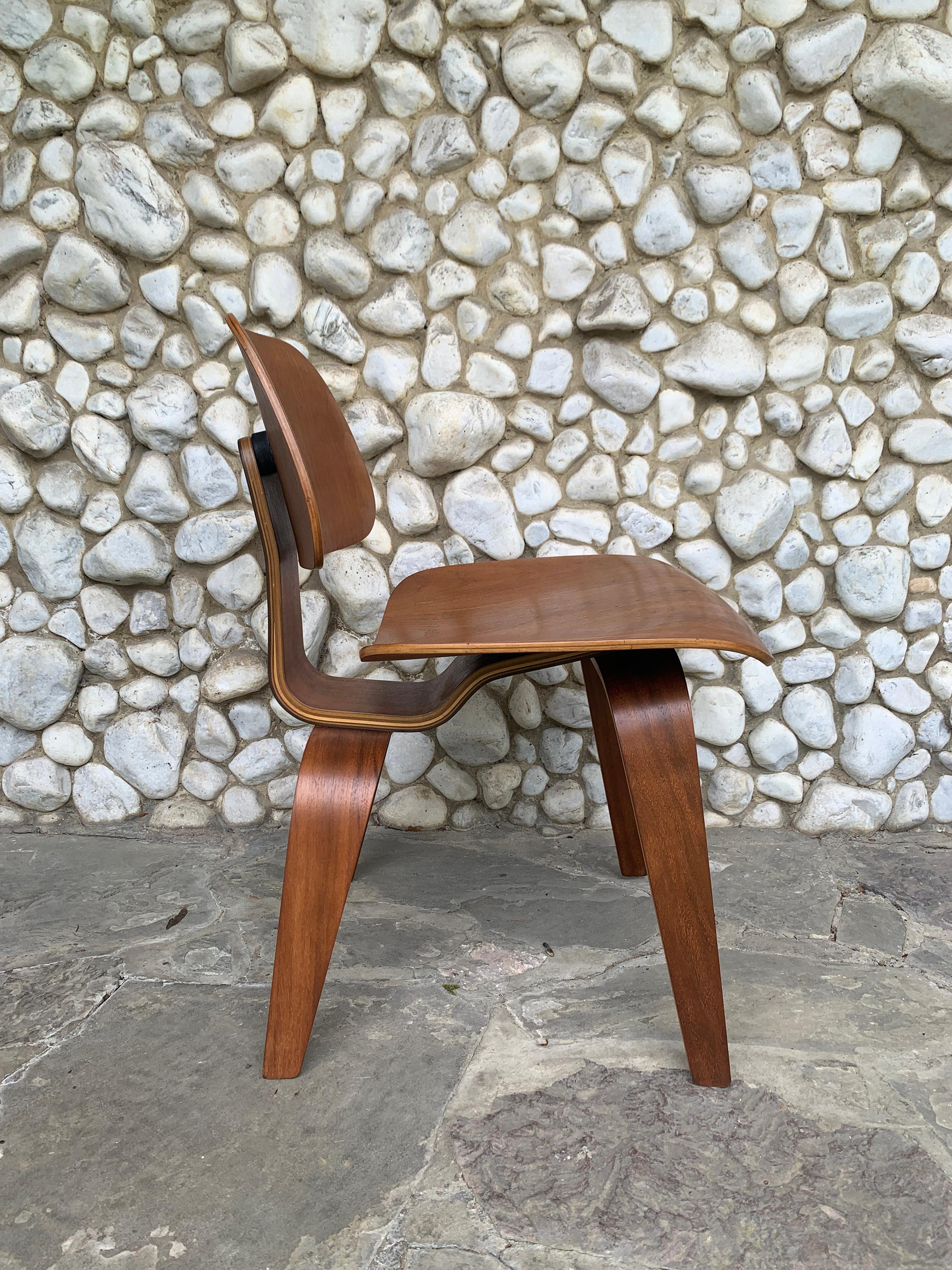 American Early DCW Dining Chair in Walnut by Charles & Ray Eames, Herman Miller, 1950s