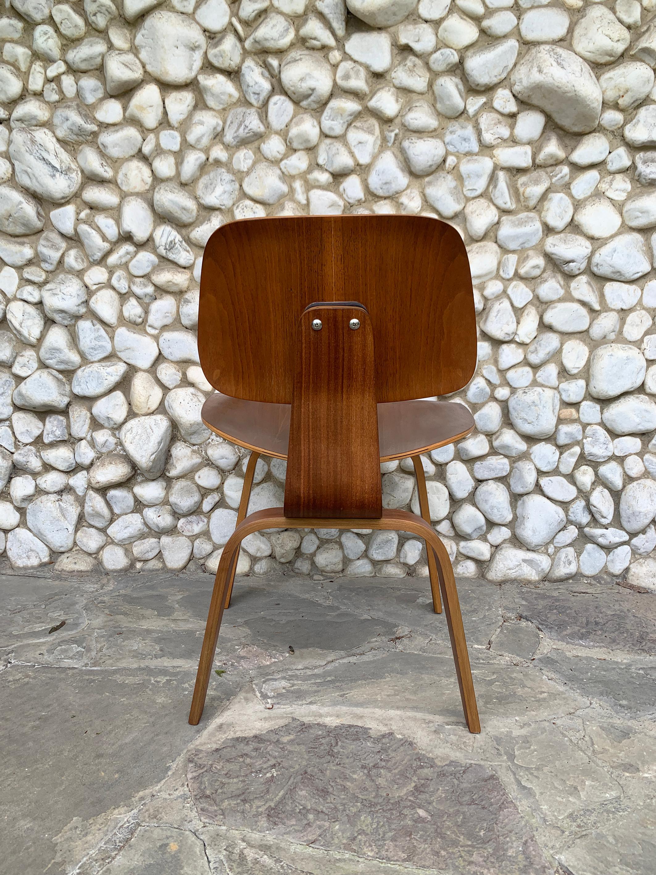 Veneer Early DCW Dining Chair in Walnut by Charles & Ray Eames, Herman Miller, 1950s