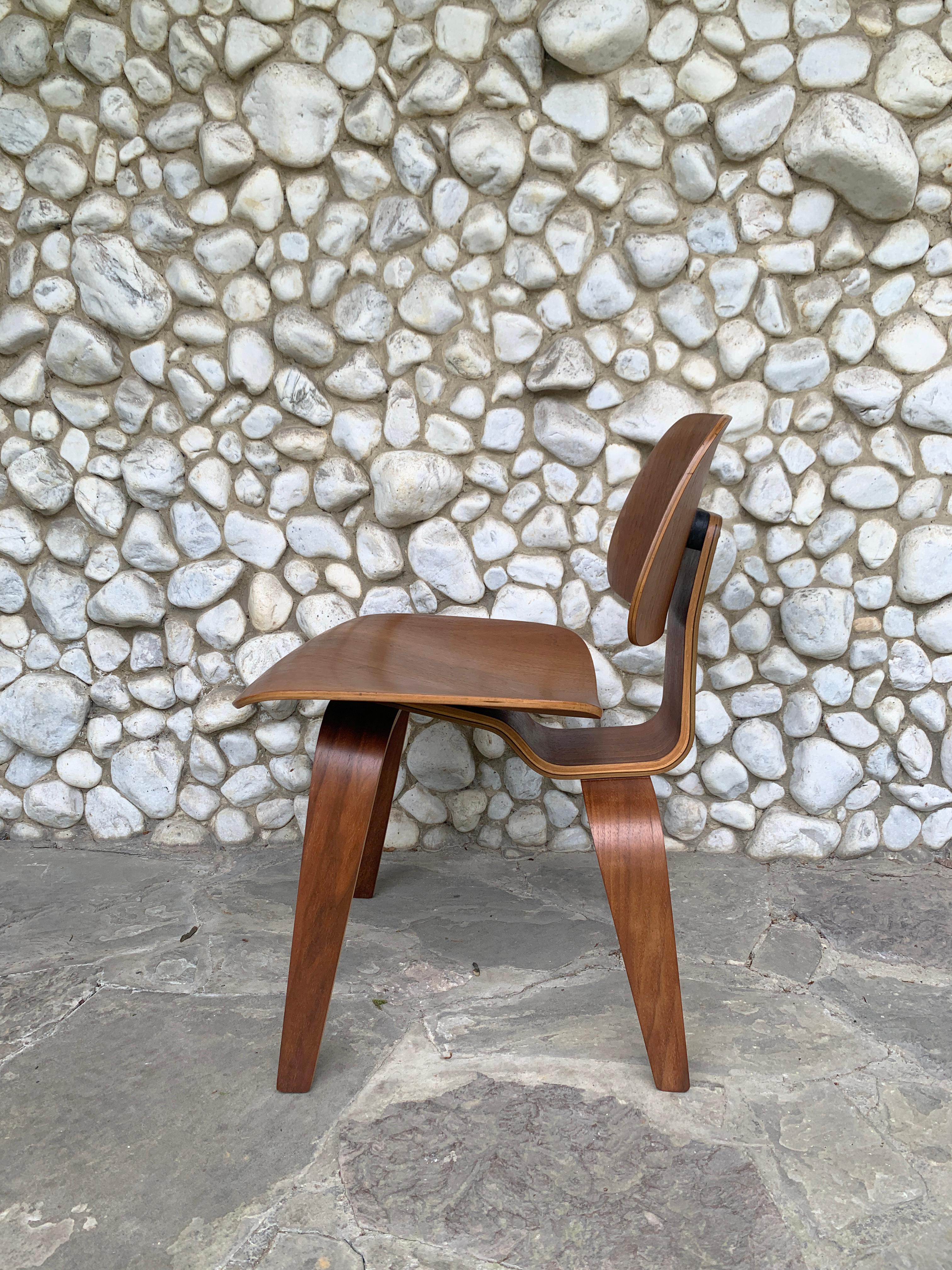 Early DCW Dining Chair in Walnut by Charles & Ray Eames, Herman Miller, 1950s In Good Condition In Vorst, BE