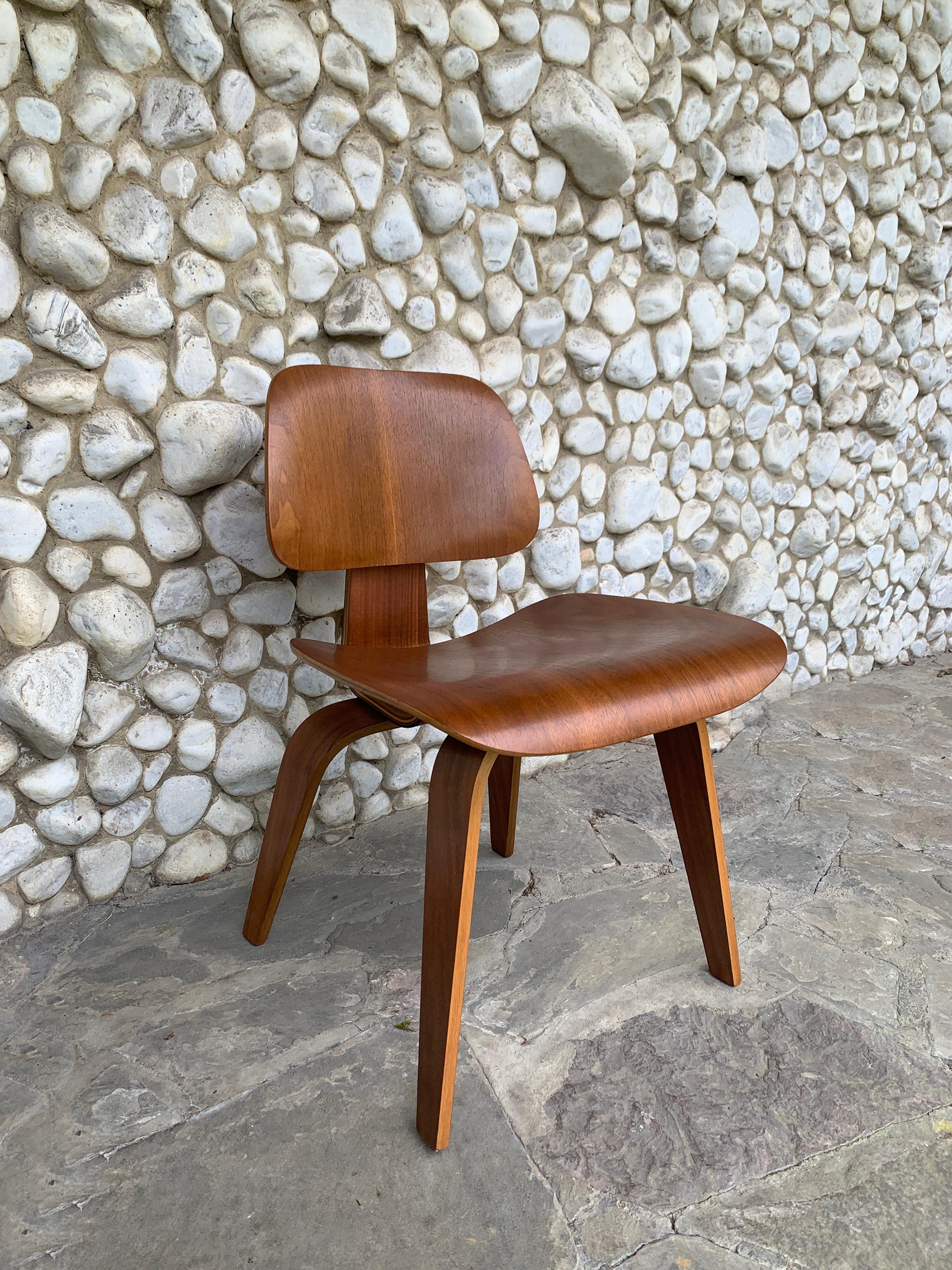 20th Century Early DCW Dining Chair in Walnut by Charles & Ray Eames, Herman Miller, 1950s