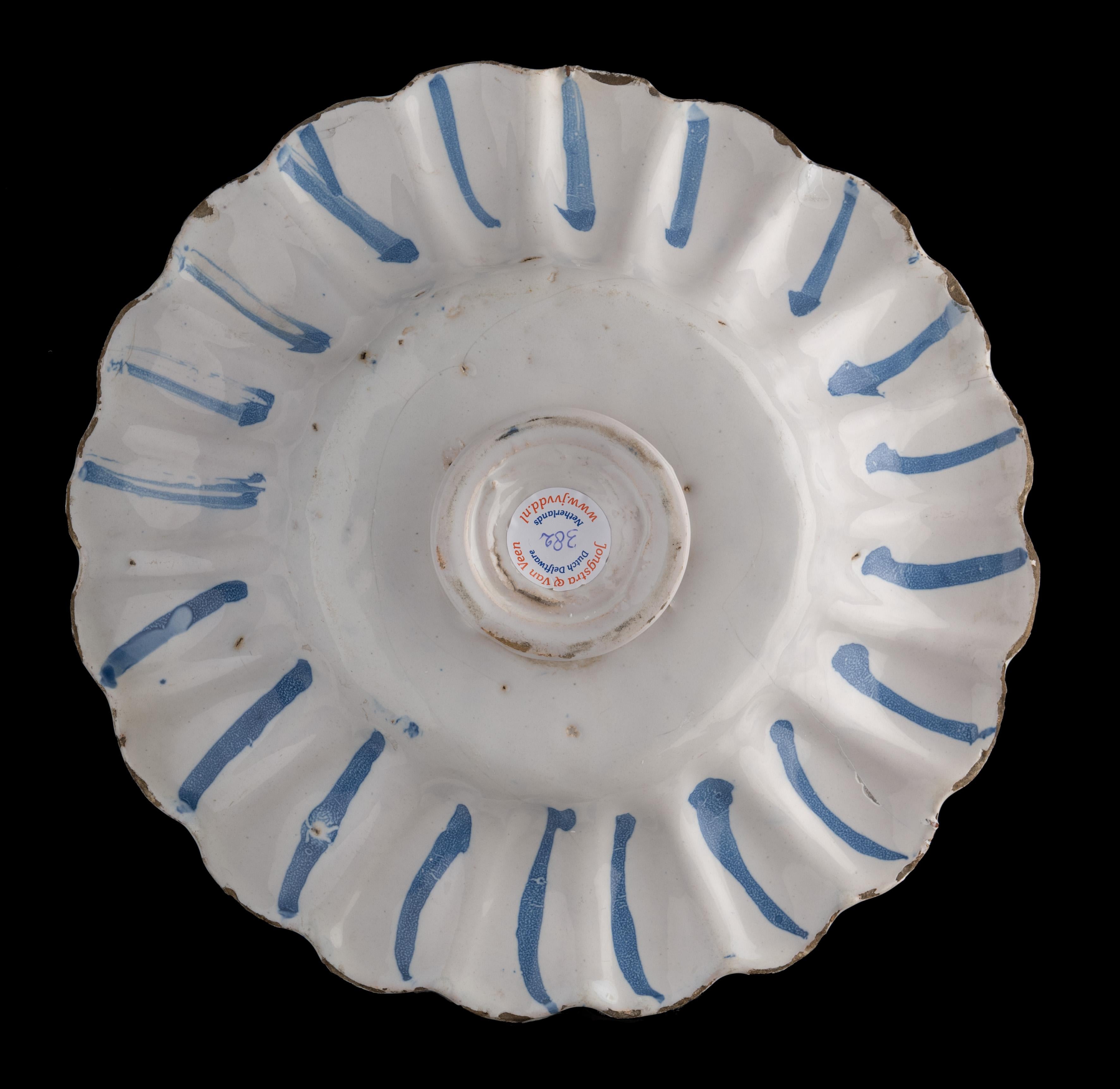 Glazed Early Delft Blue and white chinoiserie lobed dish The Netherlands, 1630-1650 For Sale