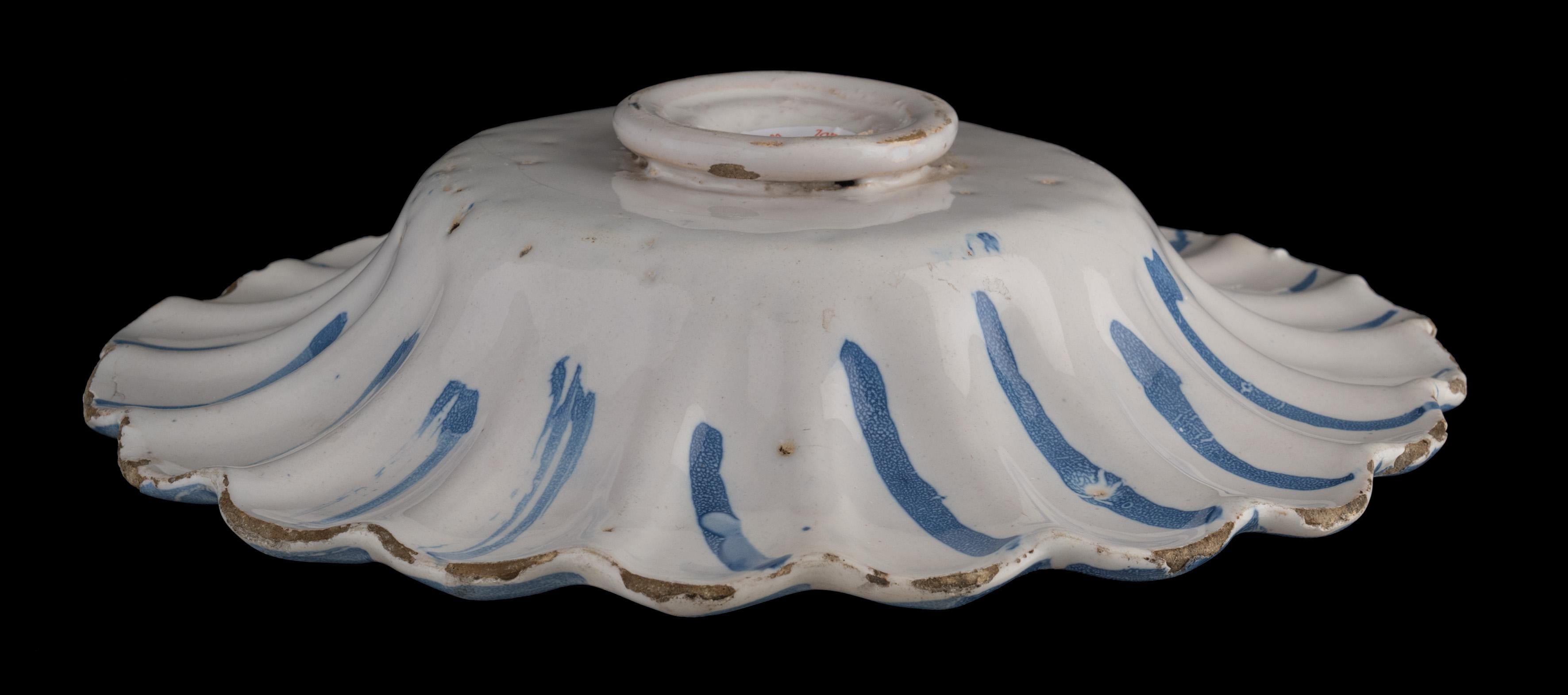 Early Delft Blue and white chinoiserie lobed dish The Netherlands, 1630-1650 In Good Condition For Sale In ROSSUM, GE