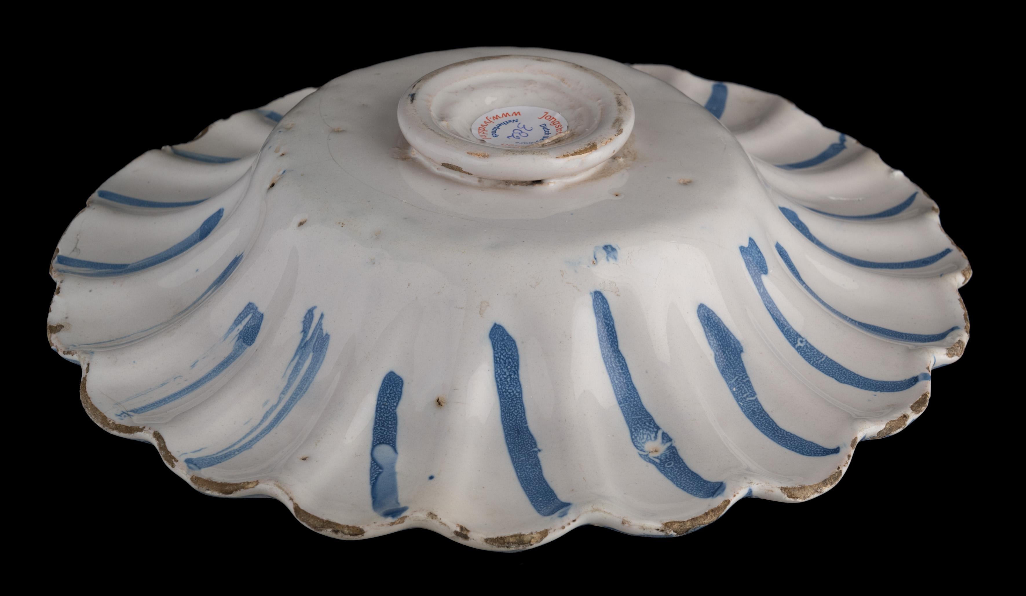 17ème siècle Plat lobé bleu et blanc de Delft, Pays-Bas, 1630-1650 en vente