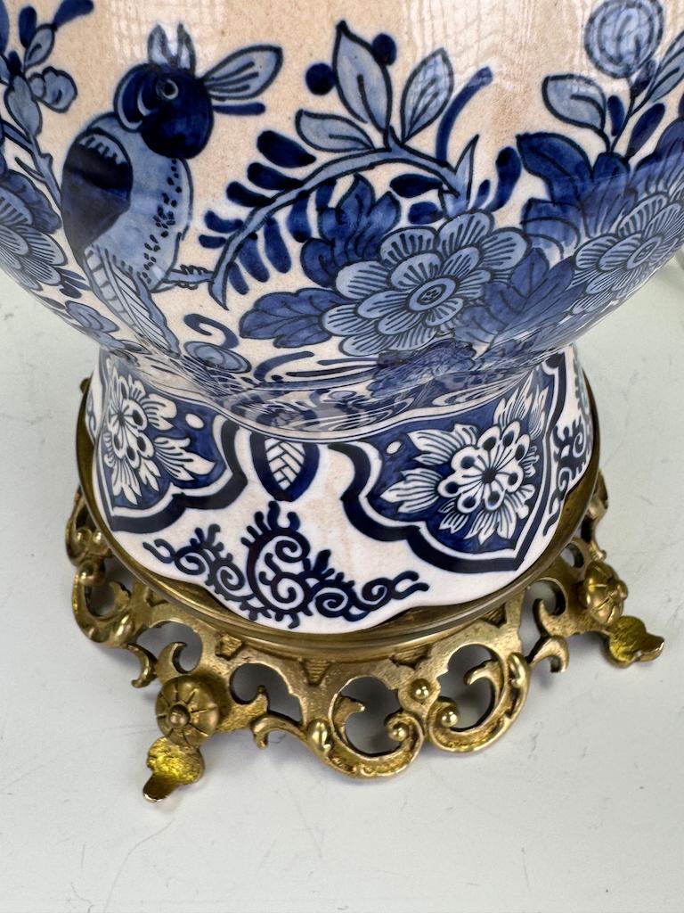 Lampe de Delft bleu et blanc - Un chef-d'œuvre d'artisanat hollandais peint à la main en vente 6