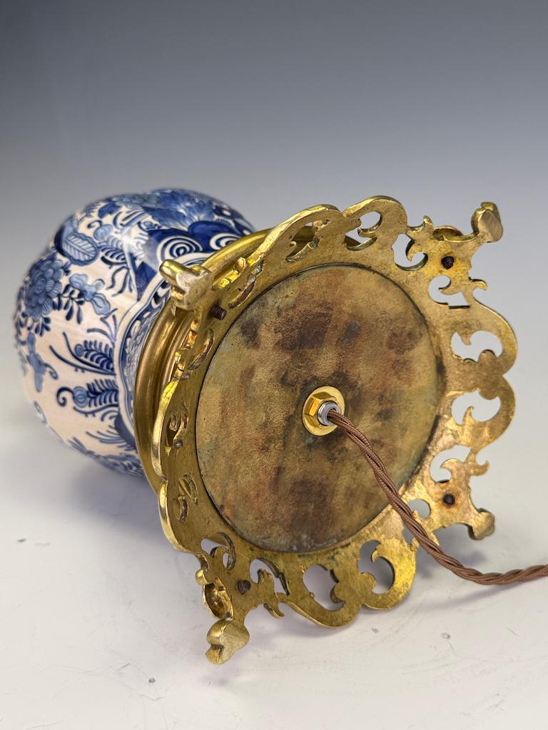 Lampe de Delft bleu et blanc - Un chef-d'œuvre d'artisanat hollandais peint à la main en vente 7
