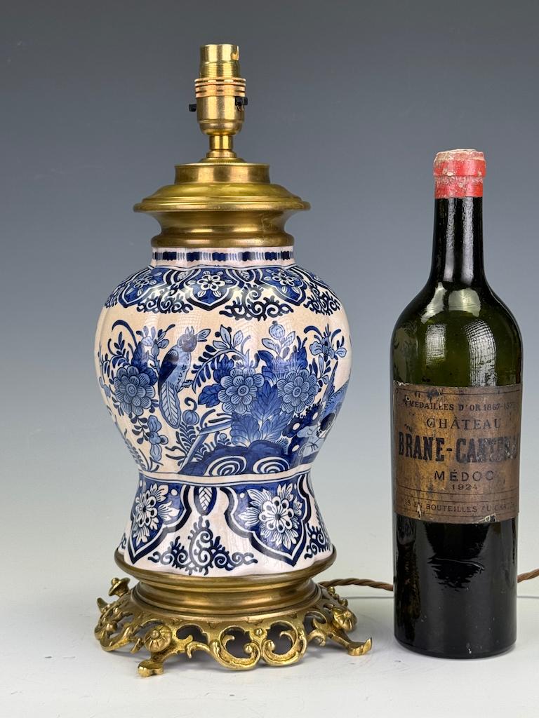 Néerlandais Lampe de Delft bleu et blanc - Un chef-d'œuvre d'artisanat hollandais peint à la main en vente