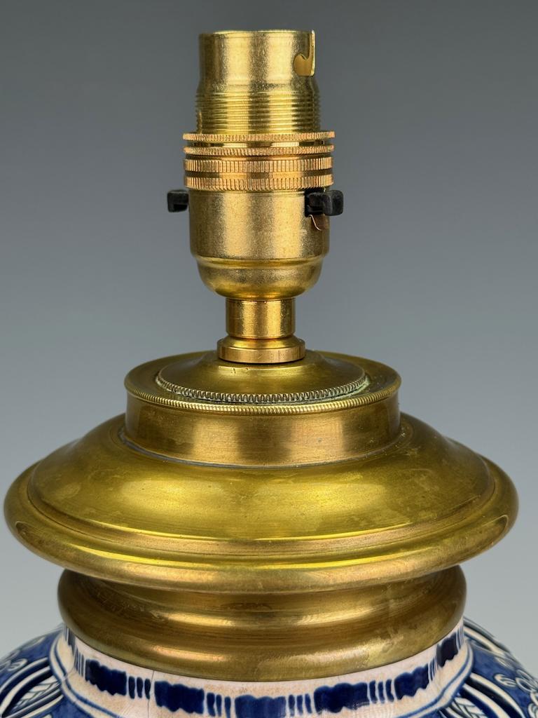 XVIIIe siècle et antérieur Lampe de Delft bleu et blanc - Un chef-d'œuvre d'artisanat hollandais peint à la main en vente