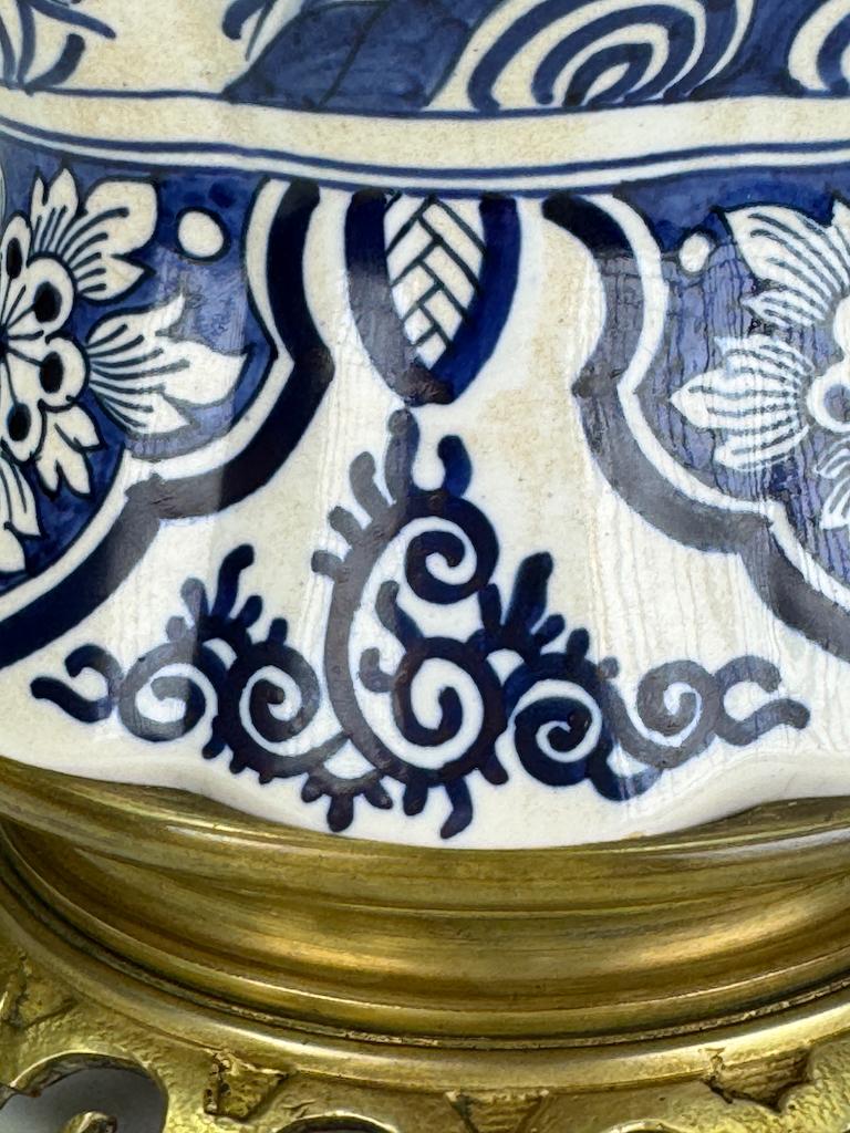 Lampe de Delft bleu et blanc - Un chef-d'œuvre d'artisanat hollandais peint à la main Bon état - En vente à Lincoln, GB