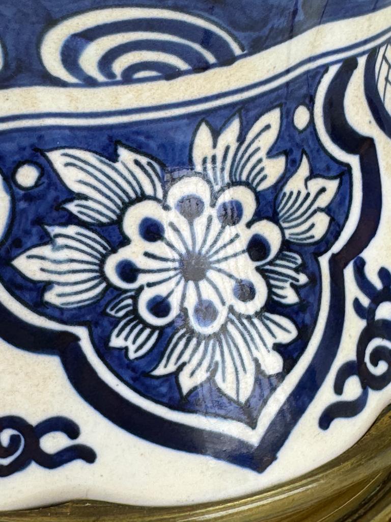 XVIIIe siècle et antérieur Lampe de Delft bleu et blanc - Un chef-d'œuvre d'artisanat hollandais peint à la main en vente