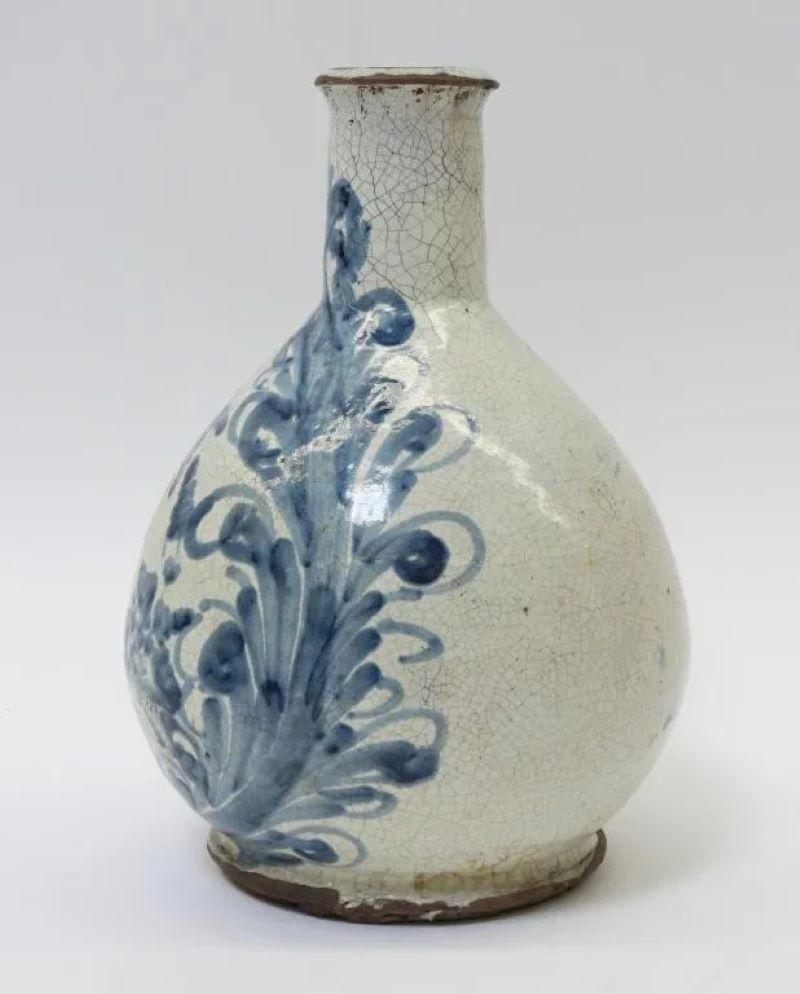 Early Delft Bottle in Blue and White Glaze, 17th Century In Fair Condition For Sale In Doylestown, PA