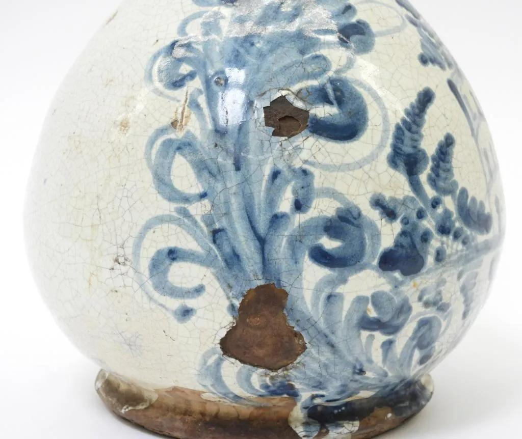 Frühe Delfter Glasurflasche mit blauer und weißer Glasur, 17. Jahrhundert im Angebot 1