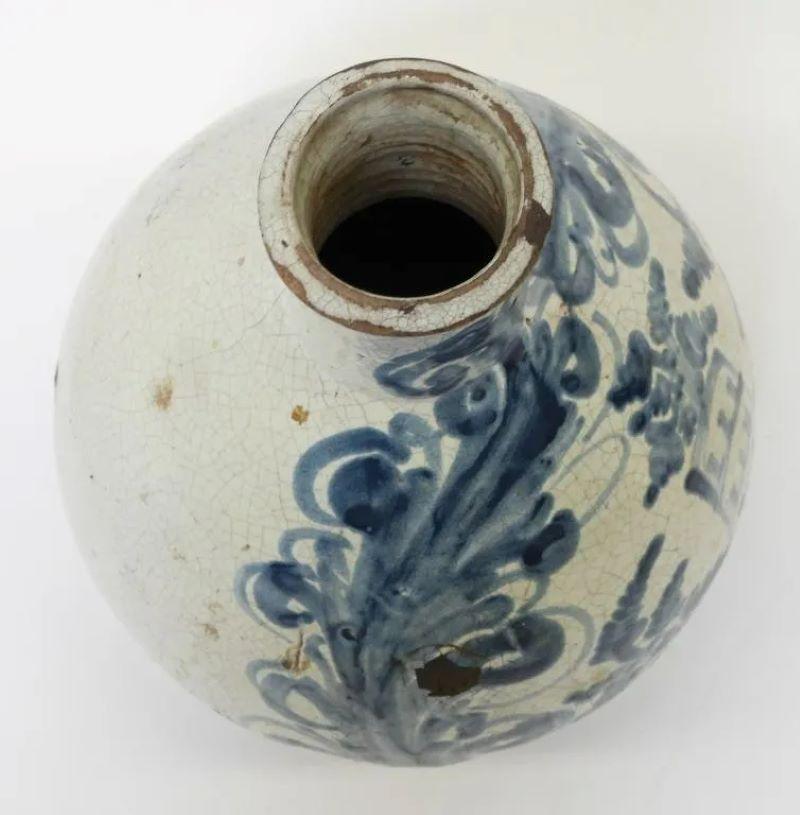 Early Delft Bottle in Blue and White Glaze, 17th Century For Sale 3