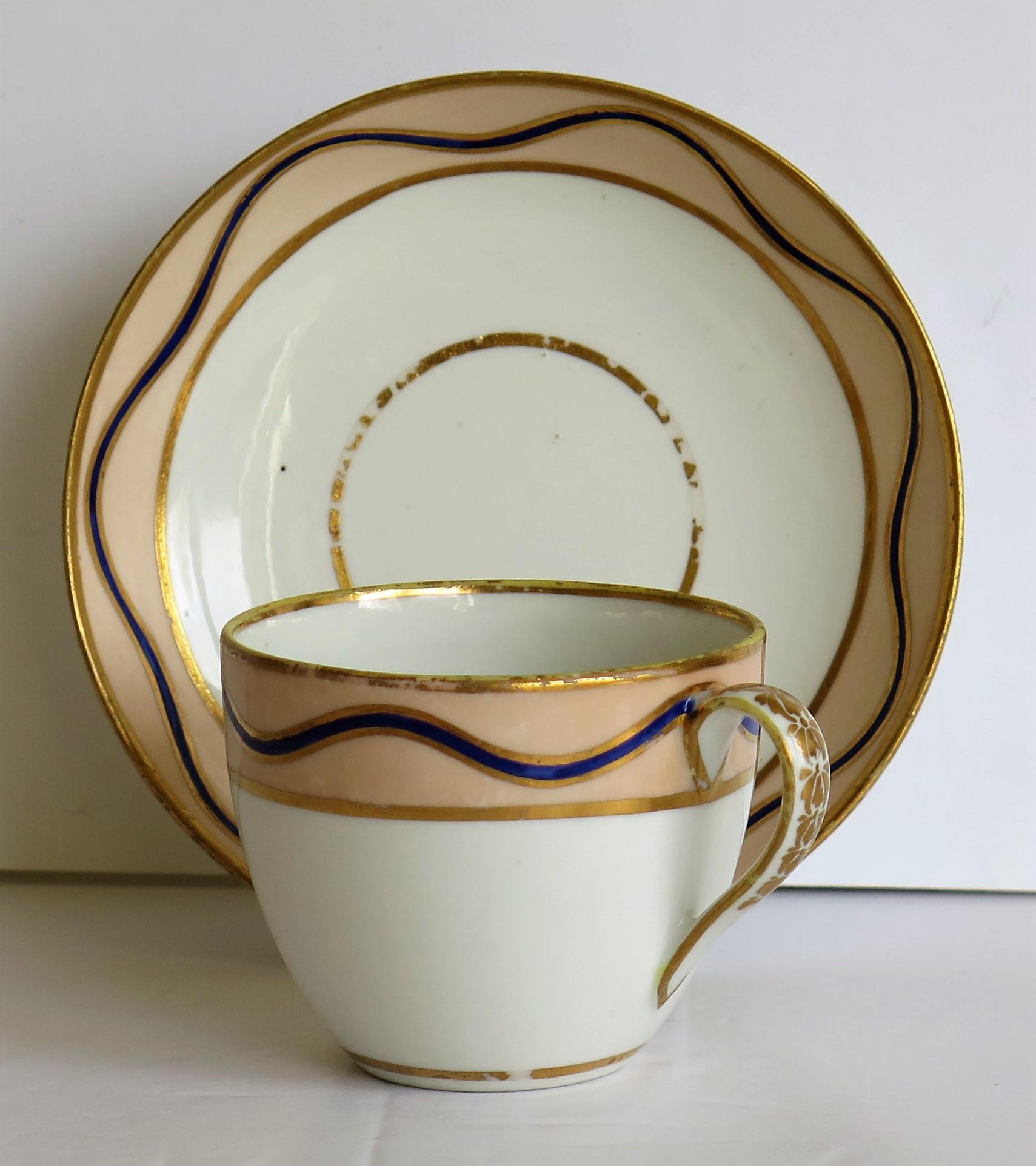 Dies ist ein spätes 18. Jahrhundert Porzellan Teetasse und Untertasse in Muster 128 von der Fabrik Derby, Circa 1795.

Dies ist ein seltenes Derby-Muster, das wir bisher noch nicht gesehen haben.

Die Tasse hat die Bute-Form mit einem langen