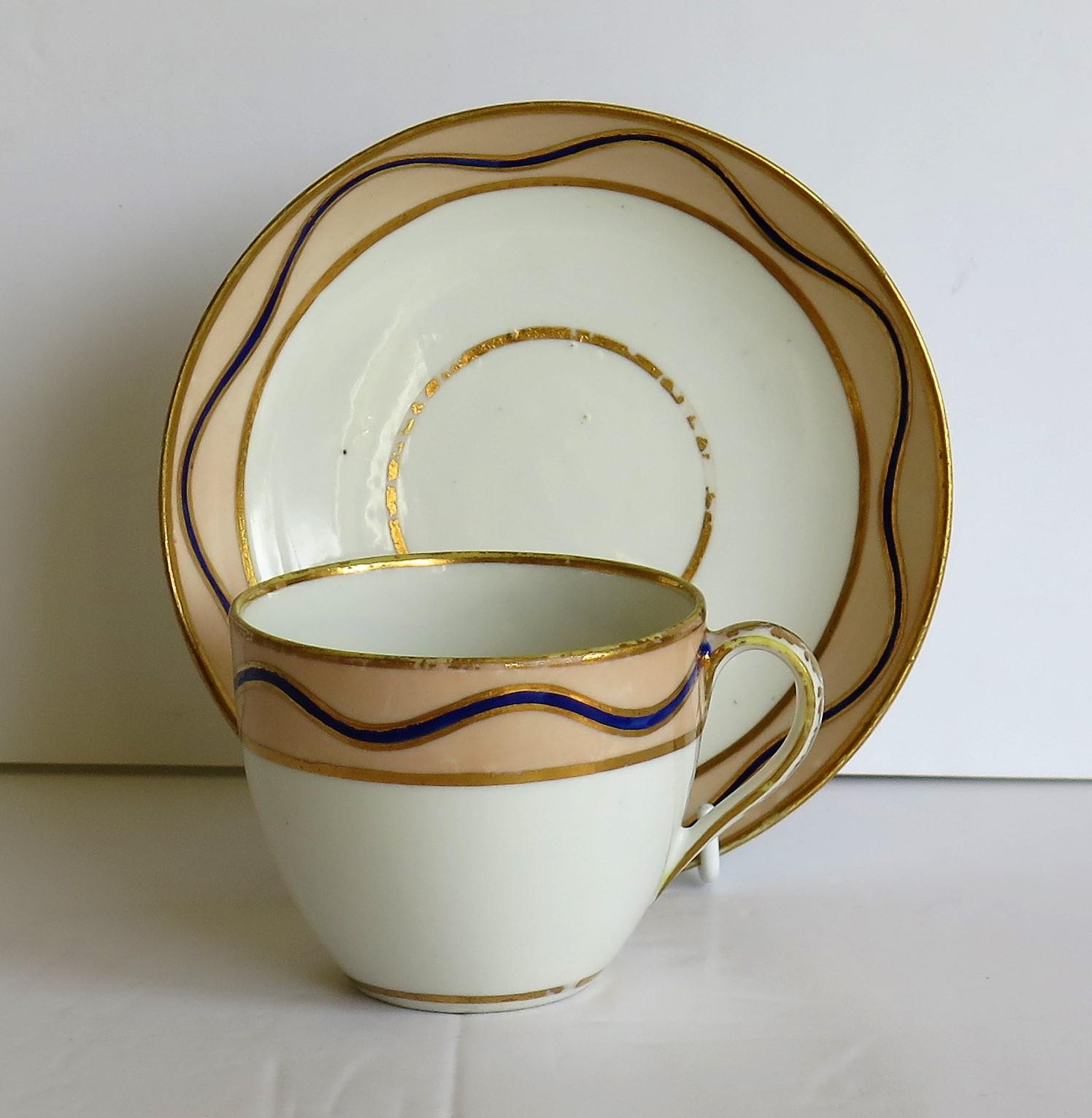 Peint à la main Tasse et soucoupe en porcelaine de Derby Rare modèle 128 Marques de la Couronne, circa 1795 en vente