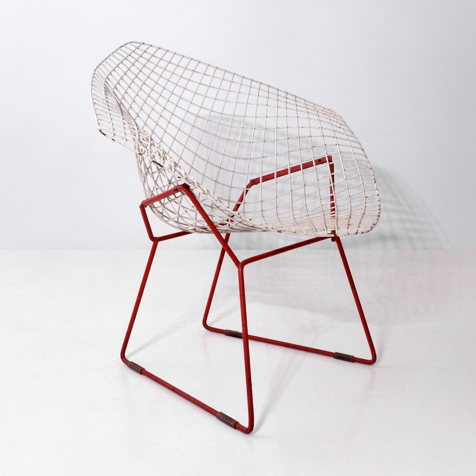 Early diamond chair by Harry Bertoia in white and dark red enameled metal. The chair was manufactured by Knoll Associates c. 1956.